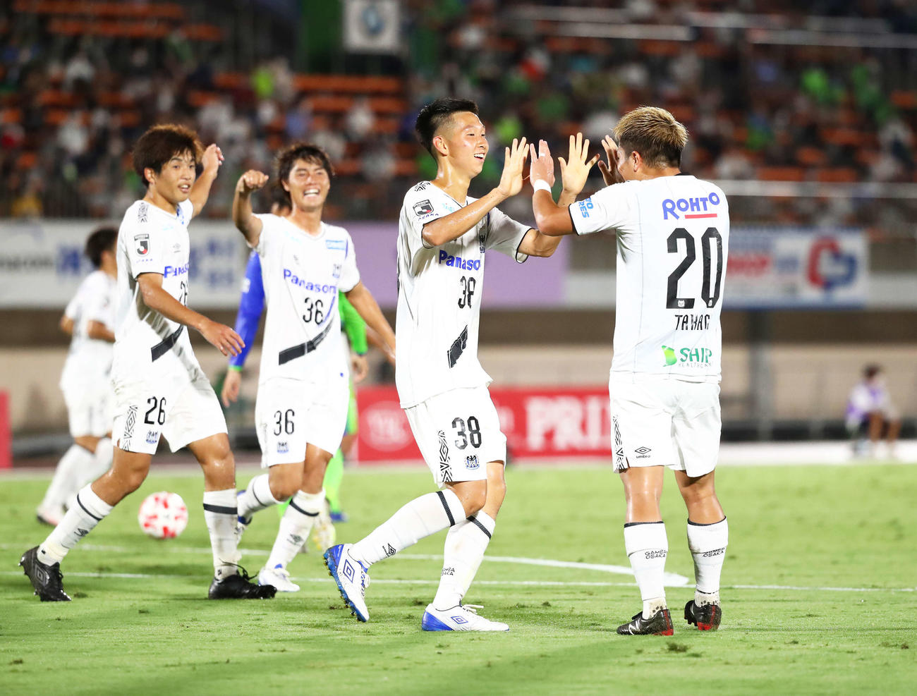 湘南対G大坂　前半、自身2得点目となる勝ち越しゴールを決めたG大阪FW唐山（中央）は笑顔でハイタッチを交わす（撮影・河田真司）　　　