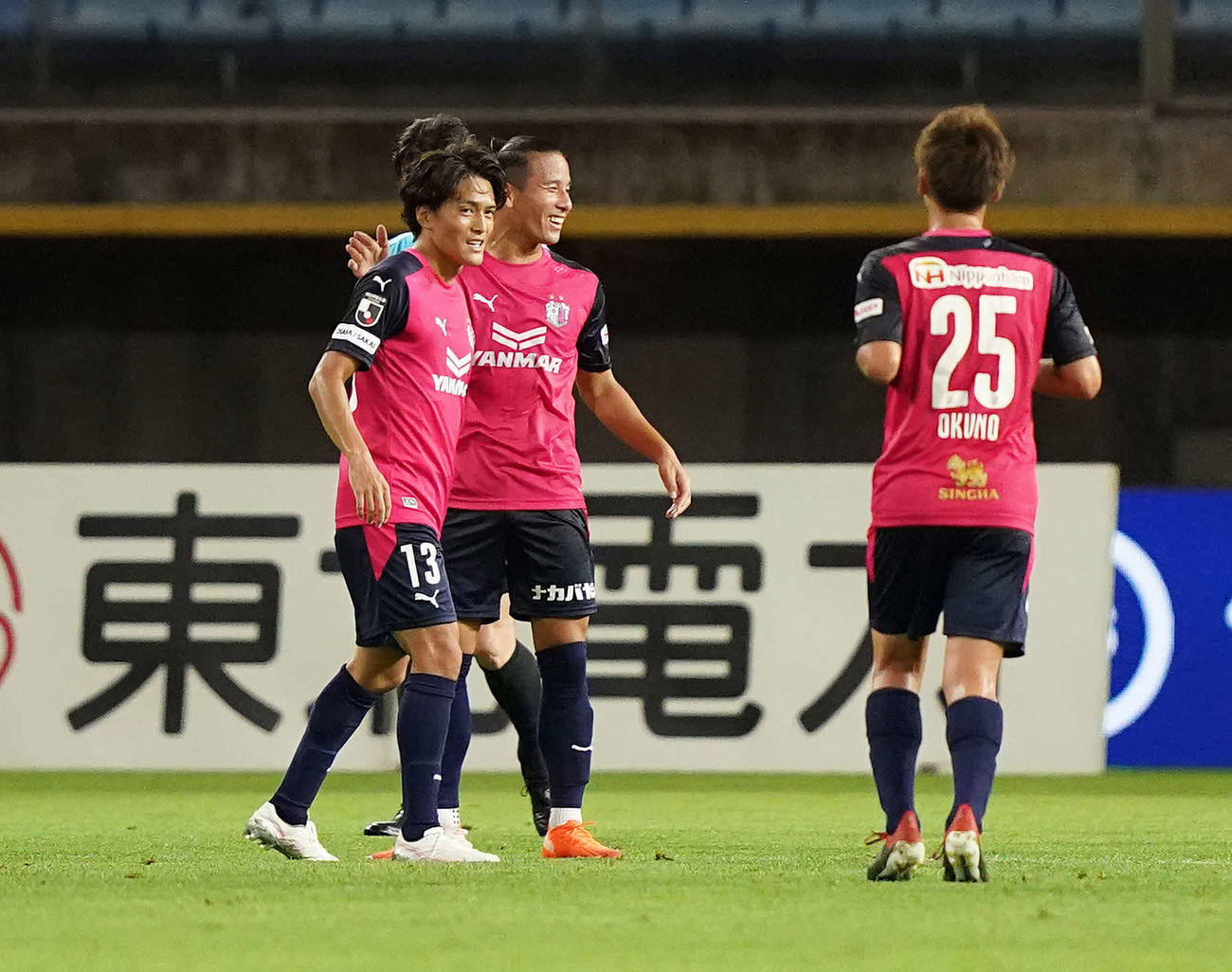 仙台対C大阪　前半、ゴールを決め喜ぶC大阪FW高木（左）（撮影・鈴木みどり）