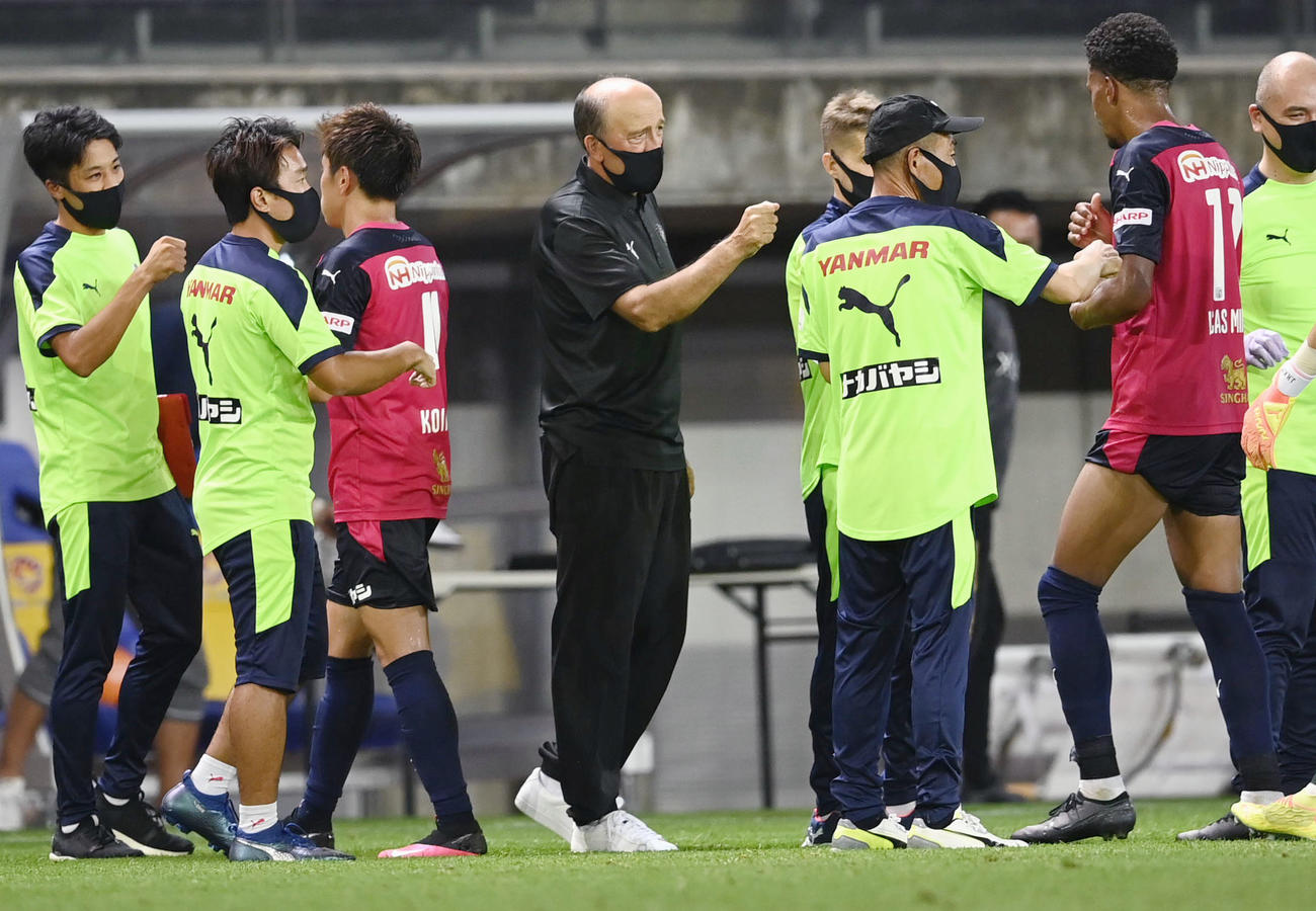 仙台に快勝し準々決勝進出を決め、選手を迎えるC大阪・ロティーナ監督（中央）（共同）