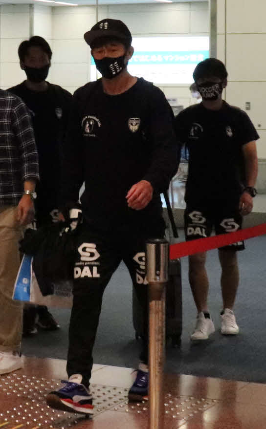 ルヴァン杯・札幌戦を終え羽田空港に到着した横浜FCのFWカズ