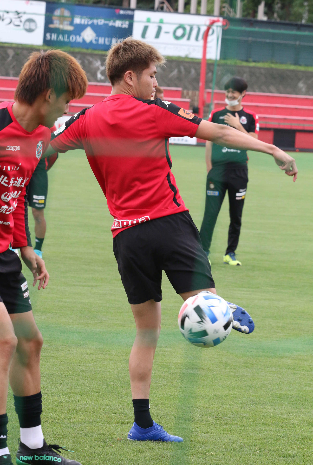川崎F戦に向けて汗を流す札幌DF進藤（撮影・浅水友輝）