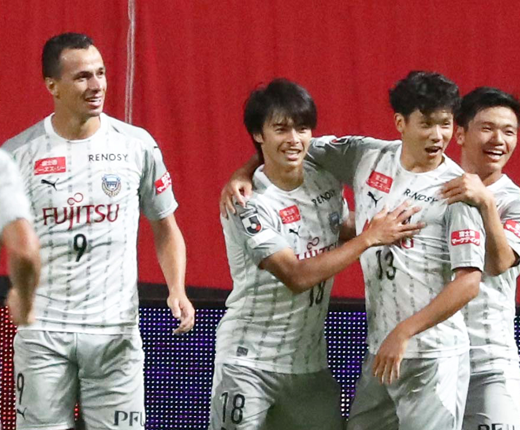 後半5分、ゴールを決め抱き合って喜ぶ川崎F三笘（左から2人目）ら（撮影・黒川智章）