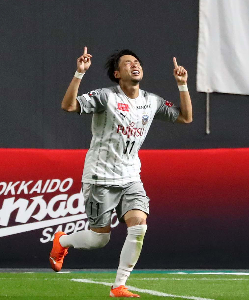 後半42分、シュートを決めて喜ぶ川崎F・FW小林（撮影・黒川智章）