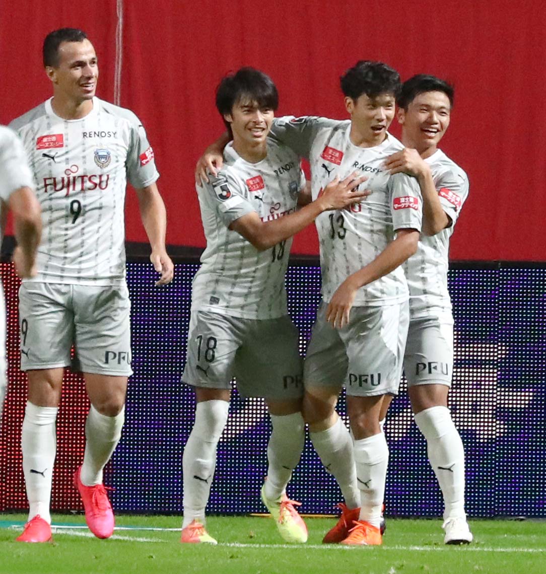 札幌対川崎F　後半5分、シュートを決め抱き合って喜ぶ川崎F・MF三笘（左から2人目）ら（撮影・黒川智章）