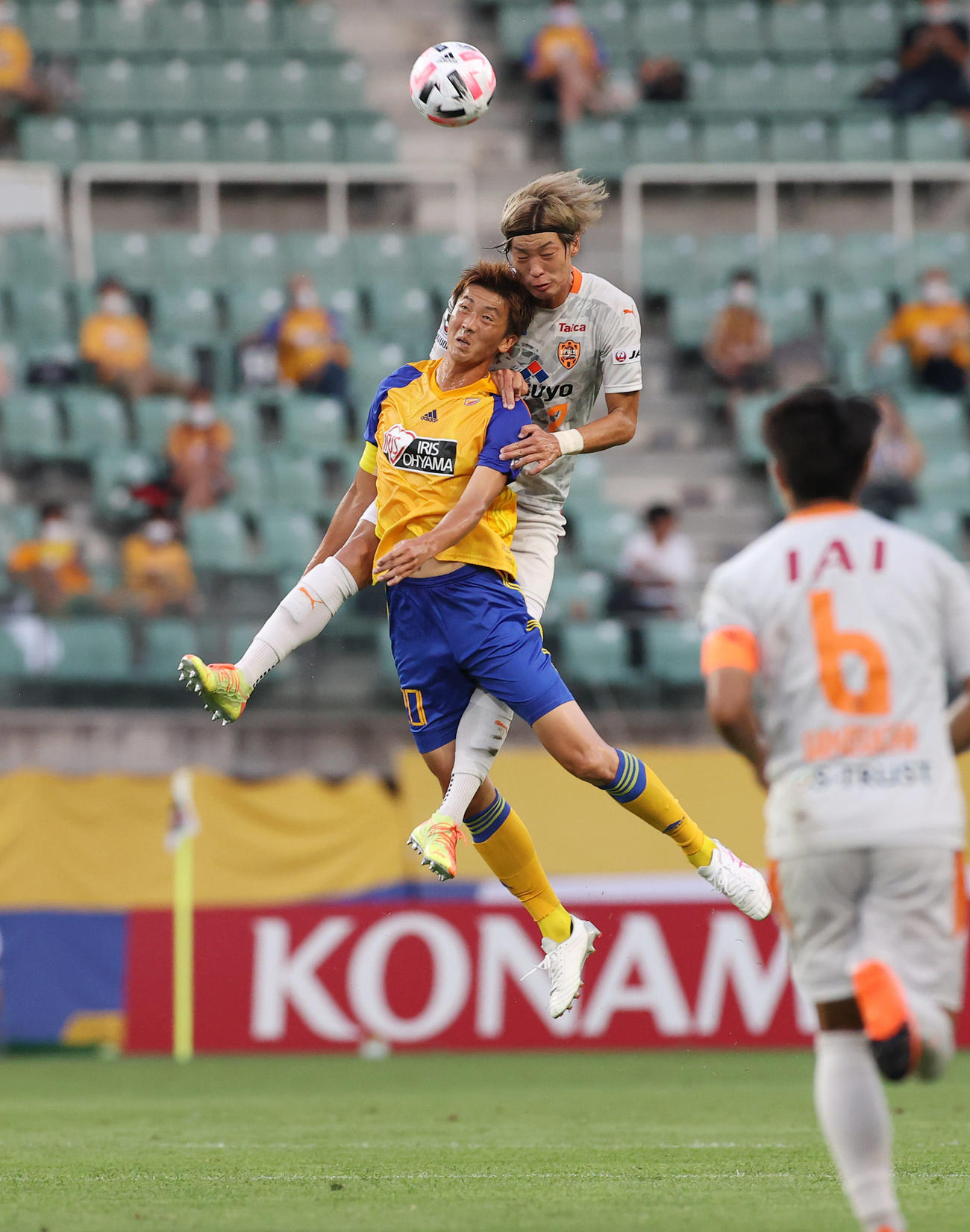仙台対清水　前半、空中戦で激しく競り合う清水DF立田（右）と仙台FW長沢（撮影・垰建太）