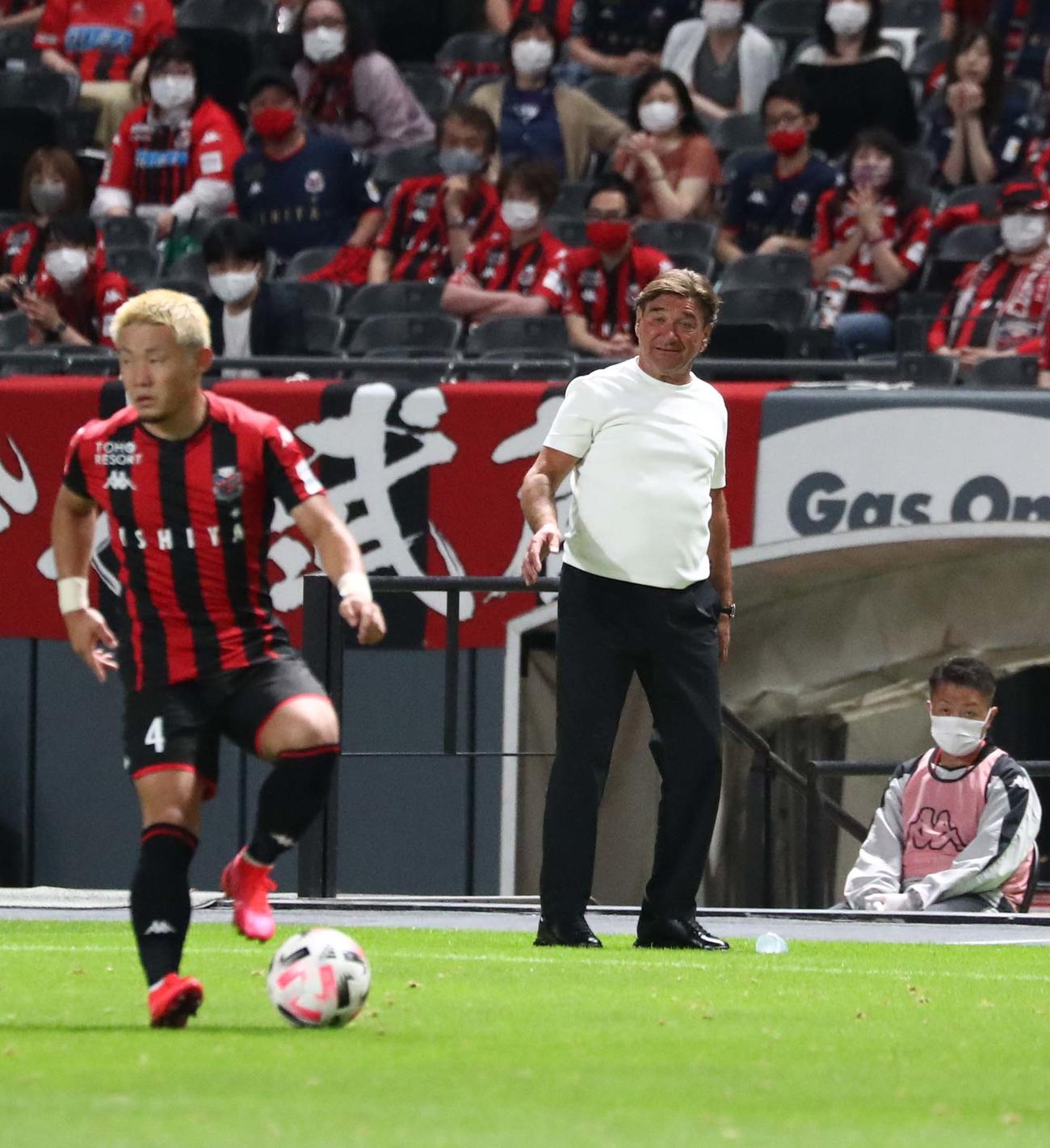 札幌対川崎F　選手に指示を出すペトロビッチ監督（撮影・黒川智章）