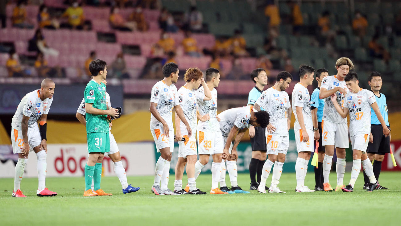 仙台対清水　引き分けに終わりさえない表情で整列する清水の選手たち（撮影・垰建太）