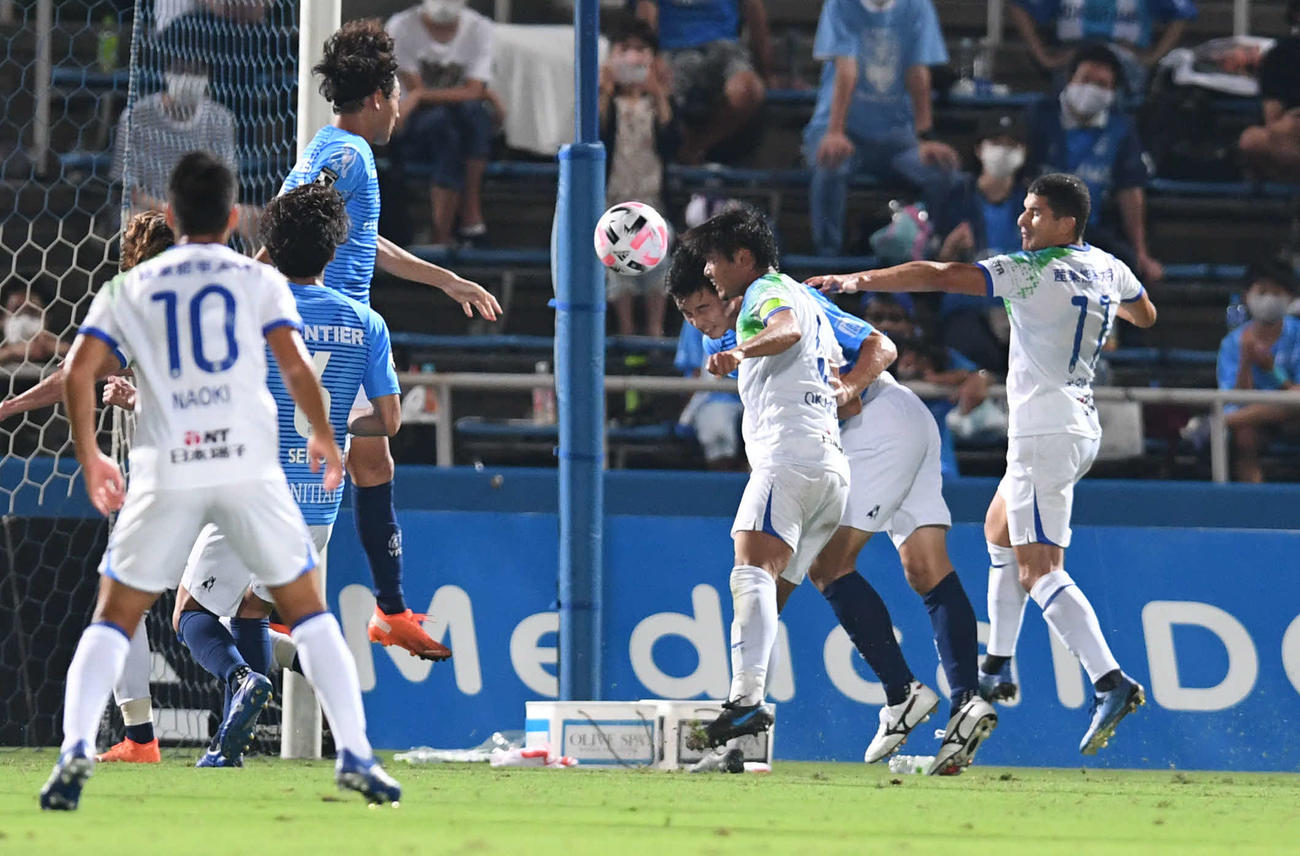 横浜FC対湘南　後半、ヘディングシュートを決める湘南DF岡本（右から2人目）（撮影・山崎安昭）
