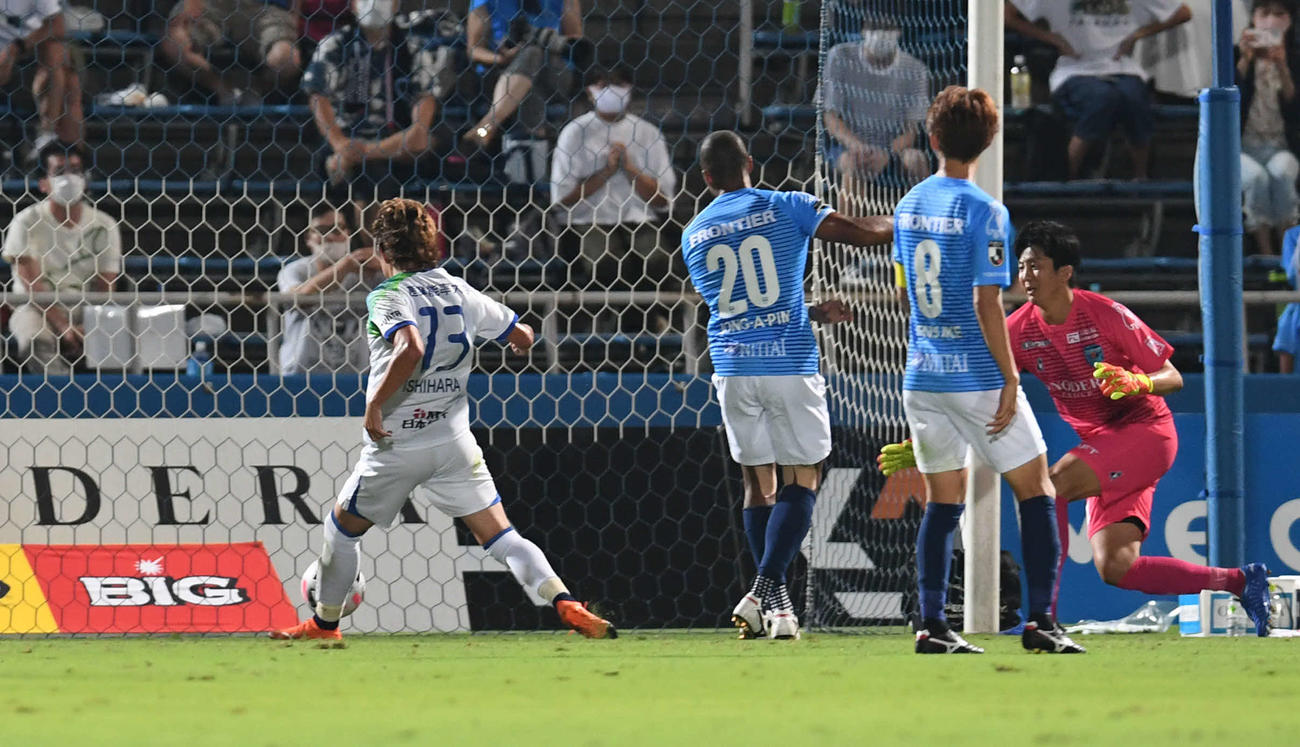 横浜FC対湘南　後半、ゴールを奪う湘南FW石原直（左）（撮影・山崎安昭）
