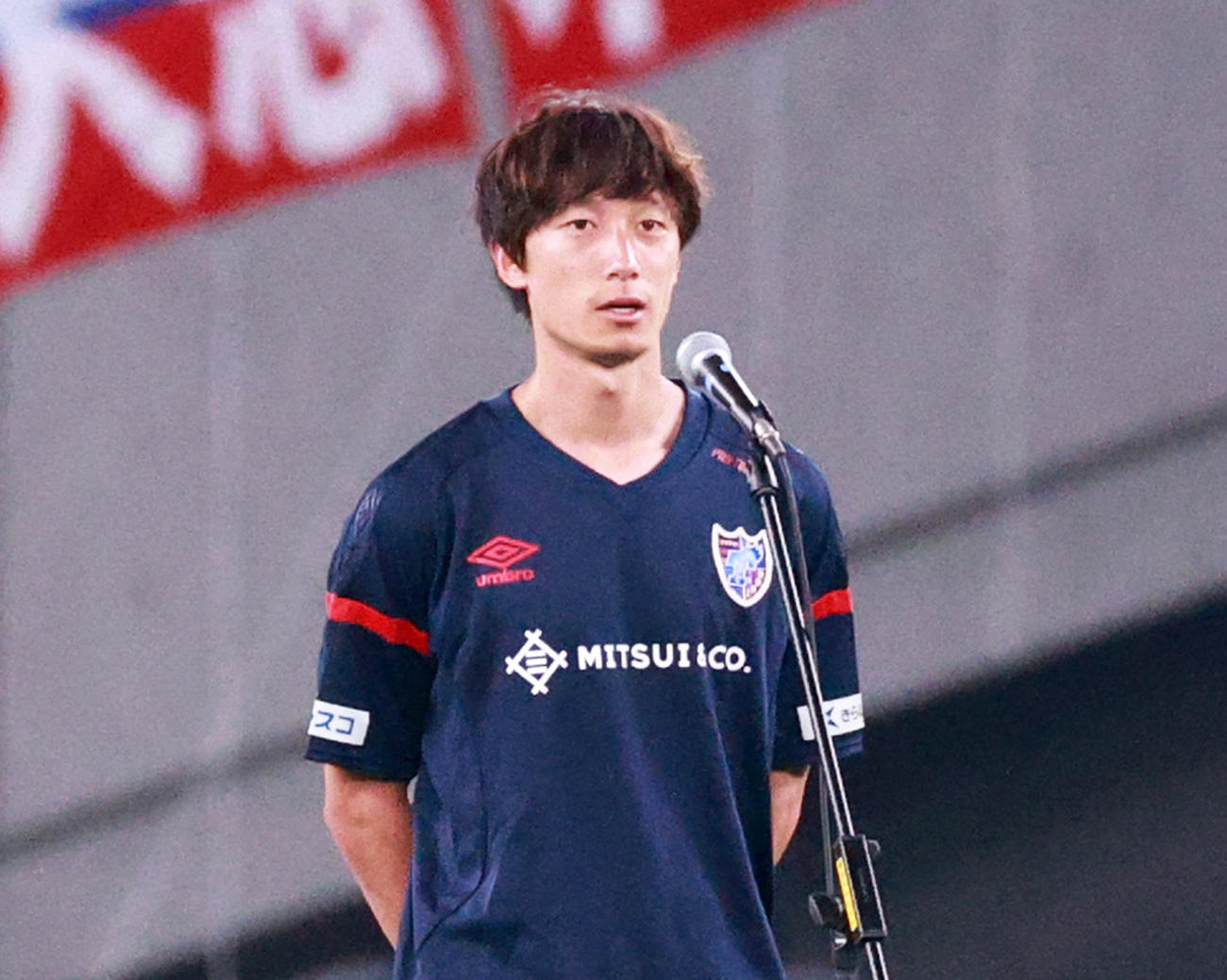 試合後、あいさつする東京DF室屋（撮影・中島郁夫）