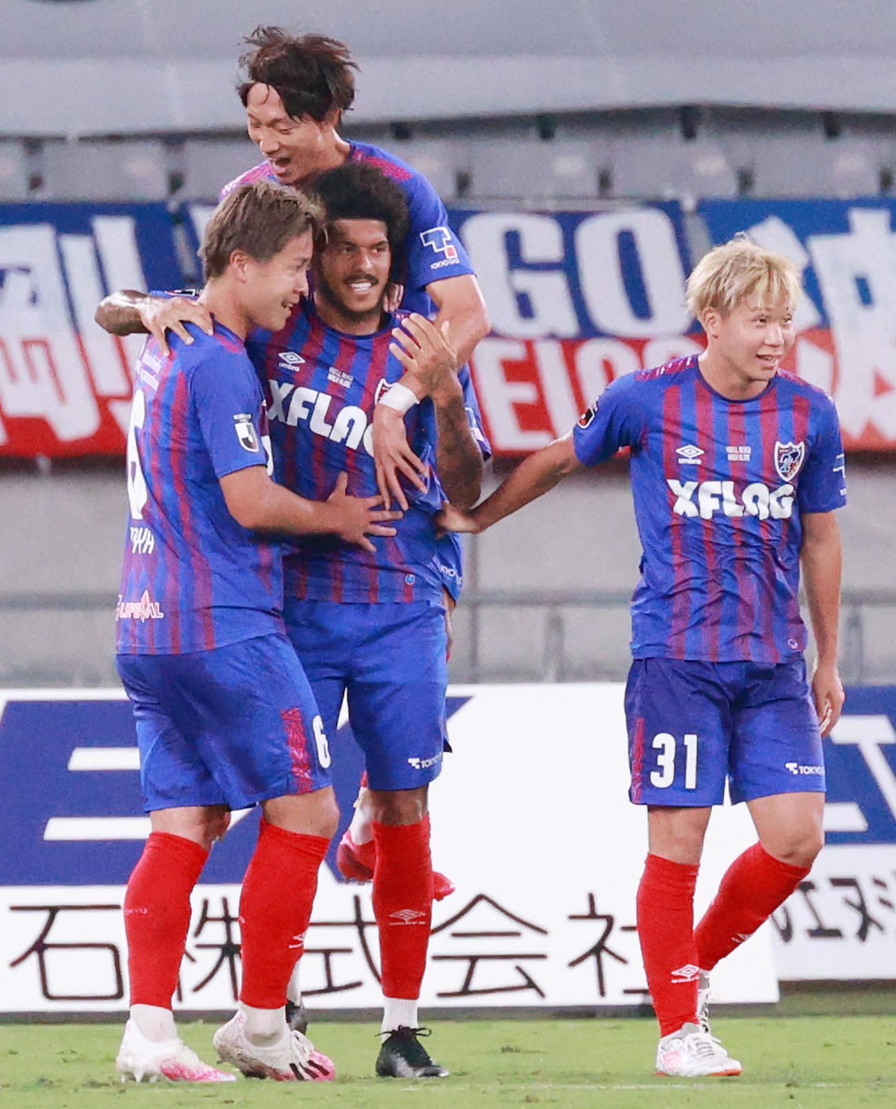 東京対名古屋　前半、先制ゴールを決めた東京FWレアンドロ（左から2人目）と抱き合うDF小川（左）に飛びつくDF室屋。右端はMF安部（撮影・中島郁夫）