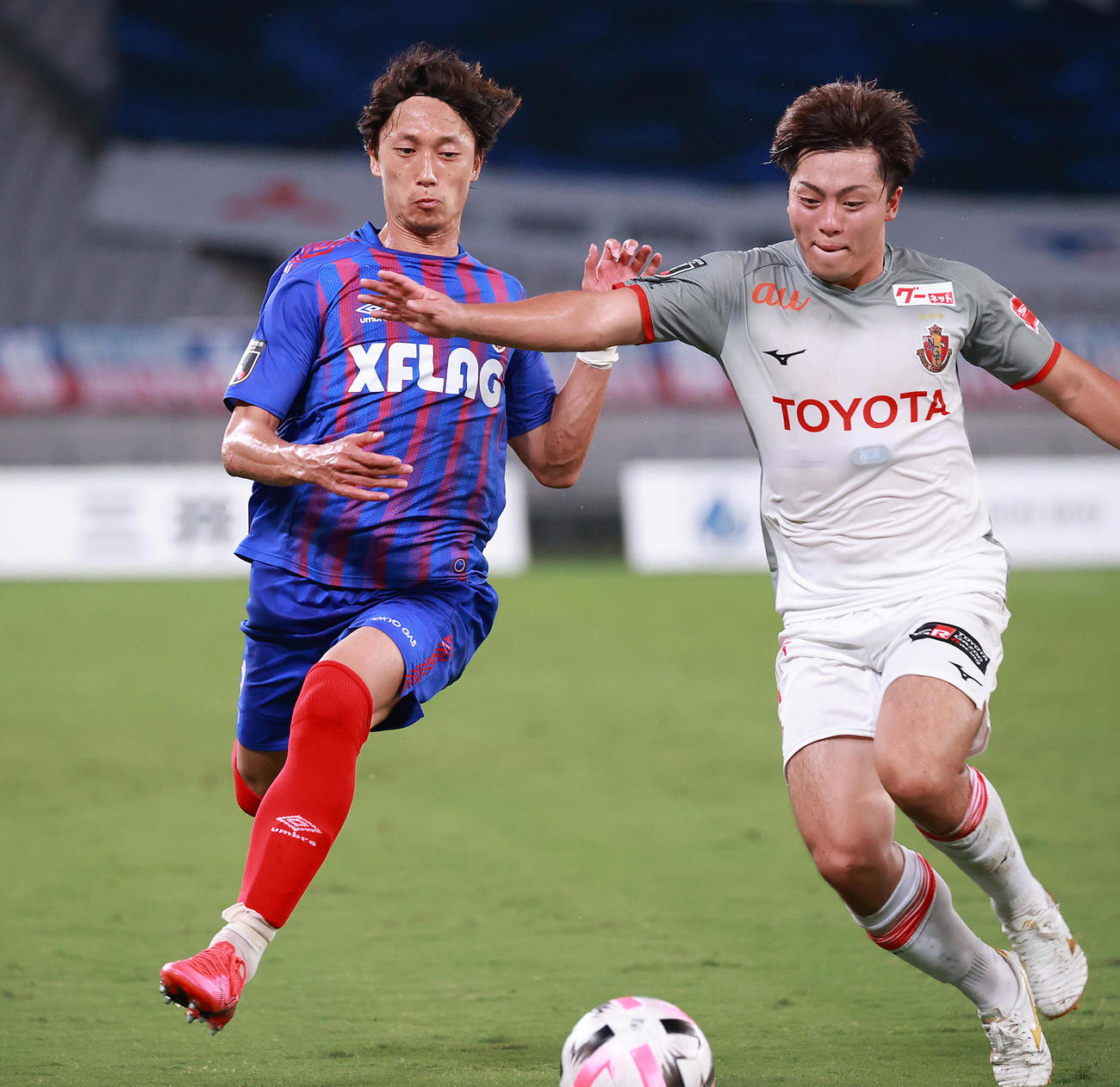 東京対名古屋　後半、名古屋FW相馬（右）と競り合う東京DF室屋（撮影・中島郁夫）