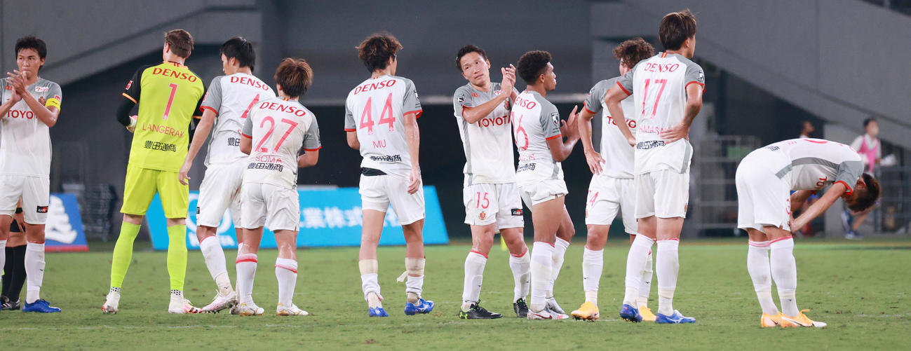 東京対名古屋　東京に敗れた名古屋イレブン（撮影・中島郁夫）