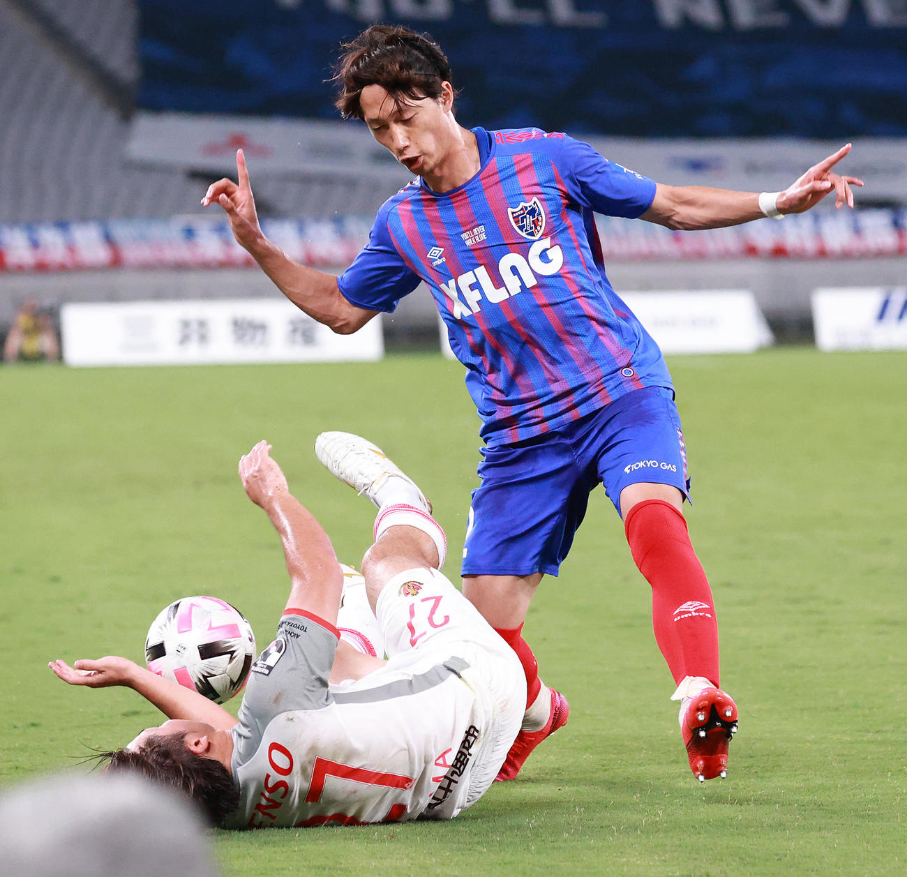 東京対名古屋　後半、名古屋FW相馬（左）と競り合う東京DF室屋（撮影・中島郁夫）