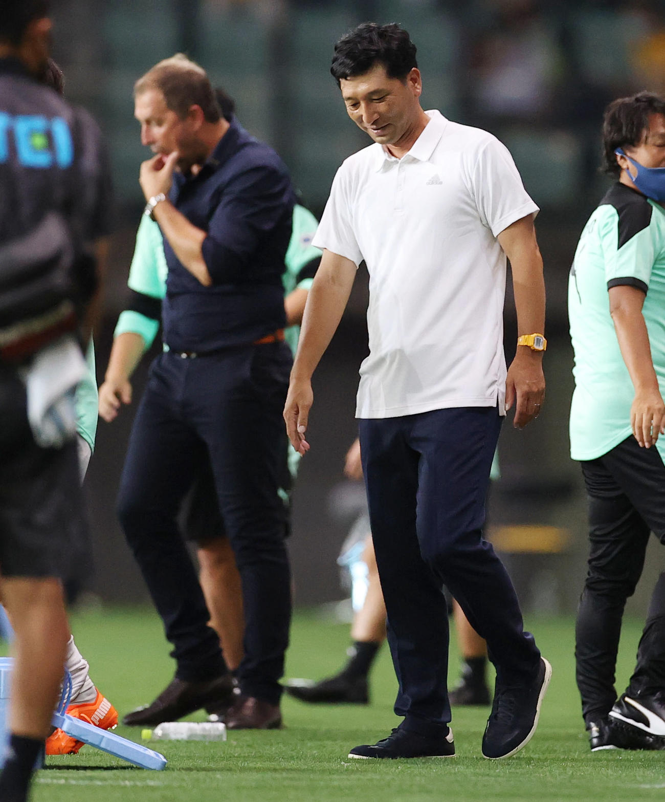 仙台対清水　引き分けに終わりさえない清水クラモフスキー監督（左）とあいさつを交わし苦笑いの仙台木山監督（撮影・垰建太）