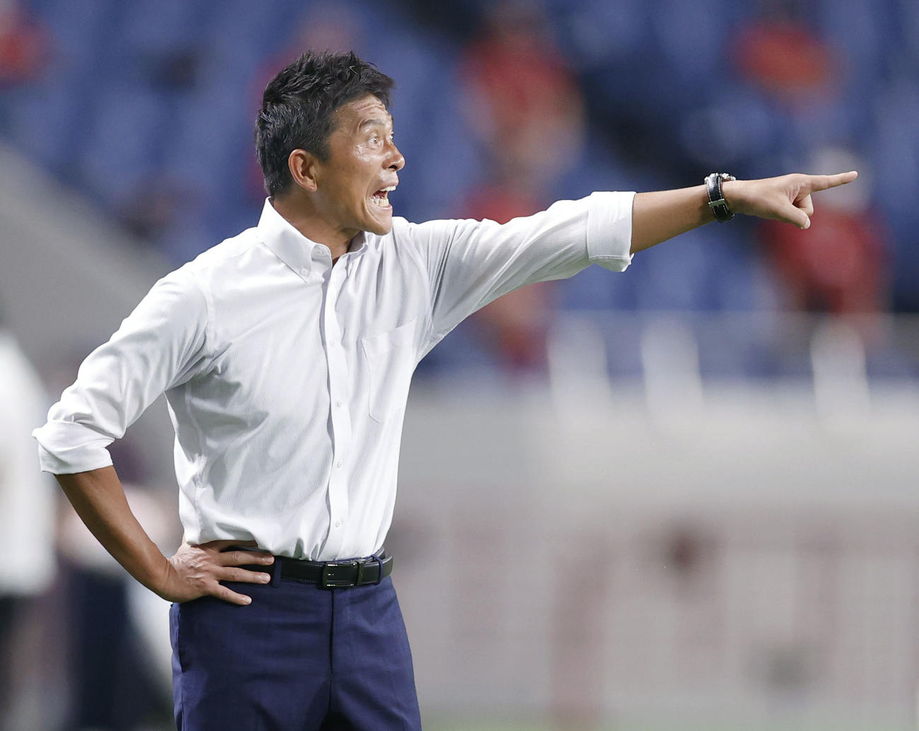 後半、指示を出す広島城福監督（共同）