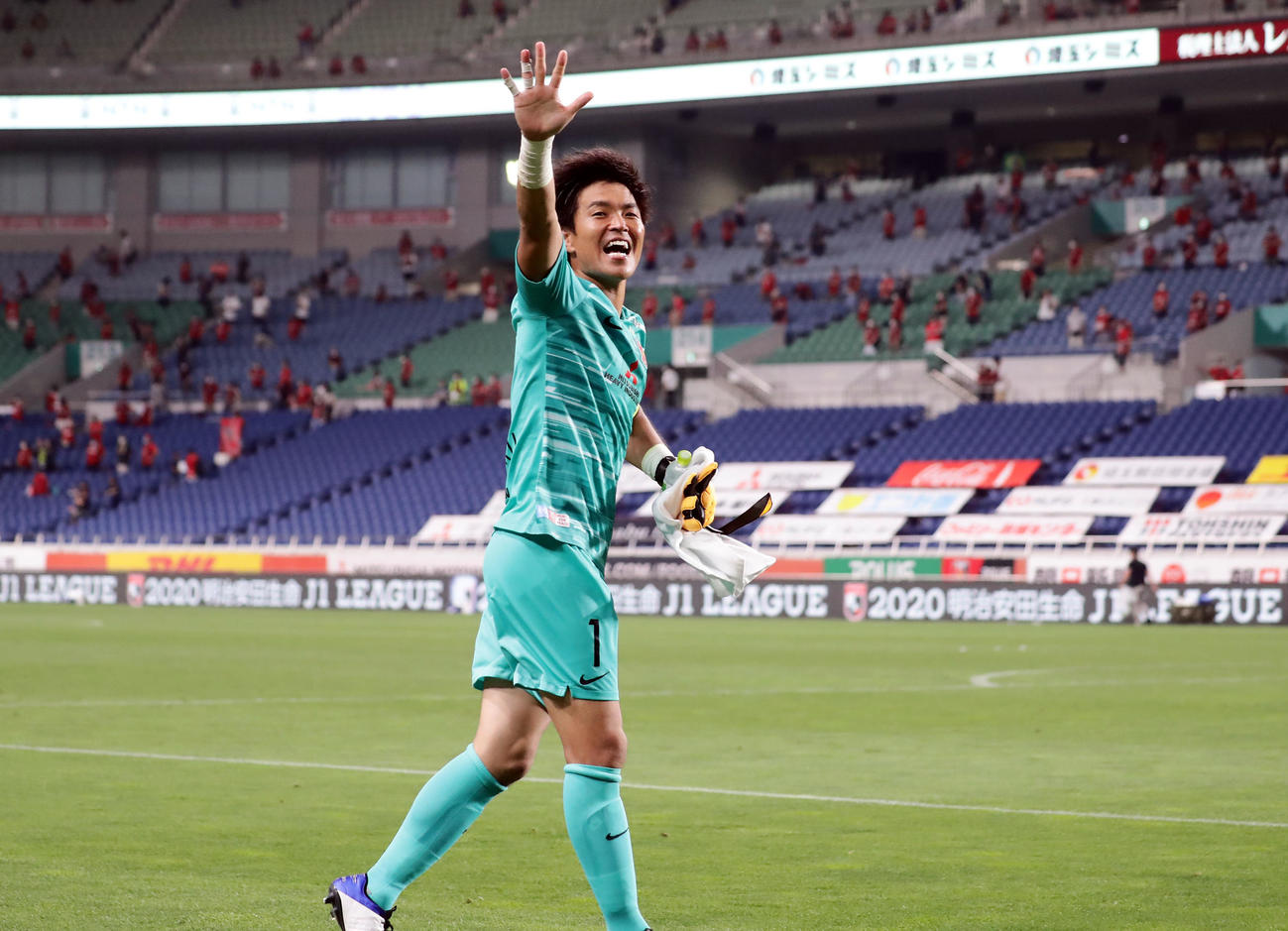 浦和対広島　1－0で逃げ切り勝利し、笑顔で場内1周する浦和GK西川（撮影・浅見桂子）