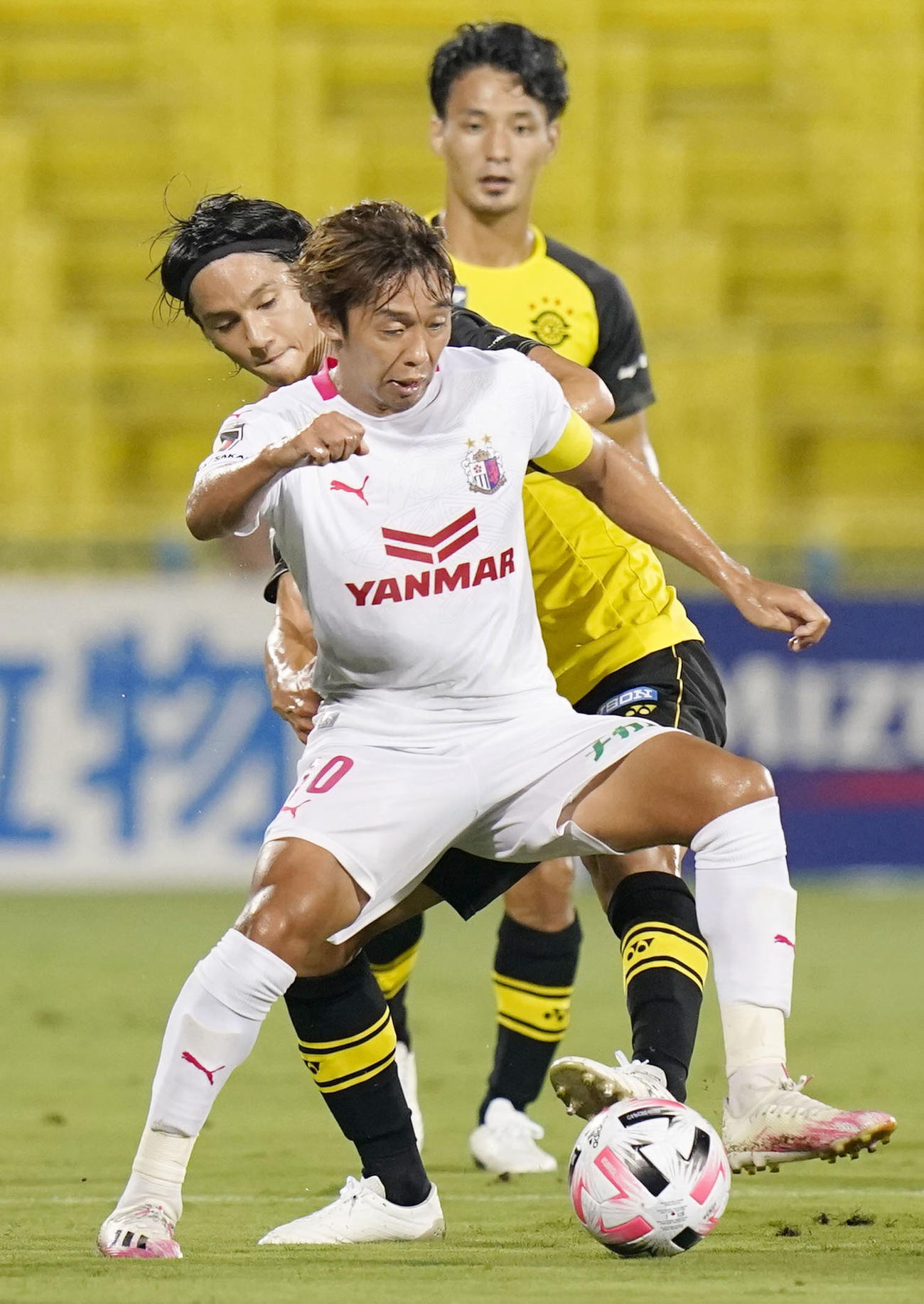 前半、競り合うC大阪清武（共同）