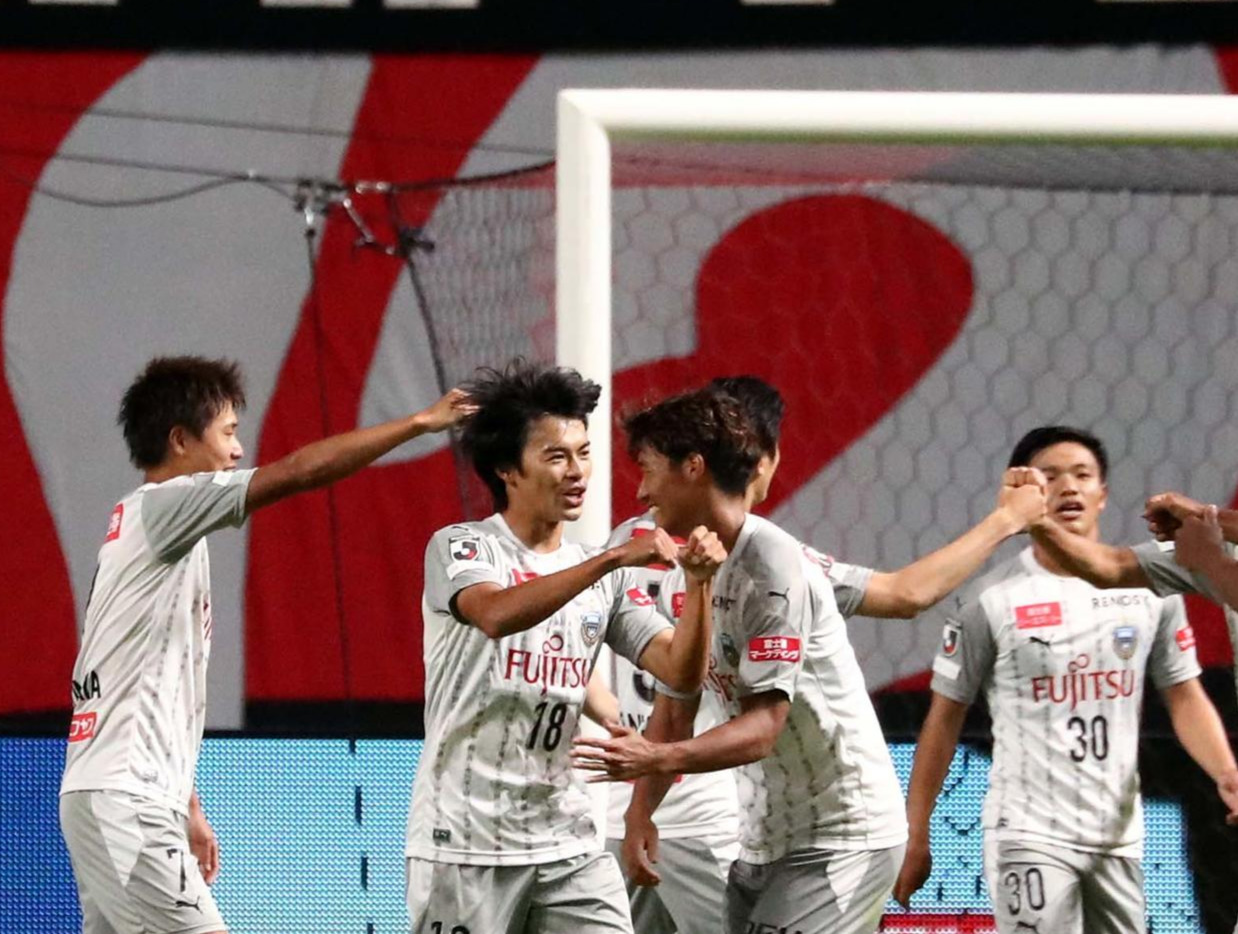 札幌対川崎F　後半5分、ゴールを決めた川崎F・MF三笘（左から2人目）と喜び合う選手たち（撮影・黒川智章）