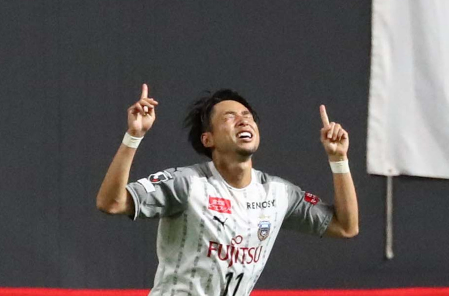 札幌対川崎F　後半42分、シュートを決めて喜ぶ川崎F・FW小林（撮影・黒川智章）