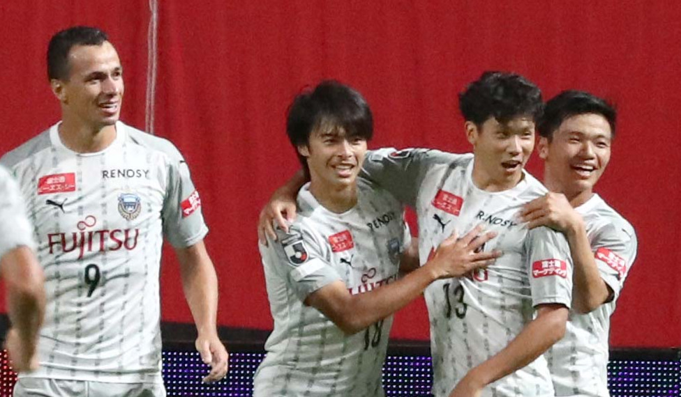 札幌対川崎F　後半5分、シュートを決め抱き合って喜ぶ川崎F・MF三笘（左から2人目）ら（撮影・黒川智章）
