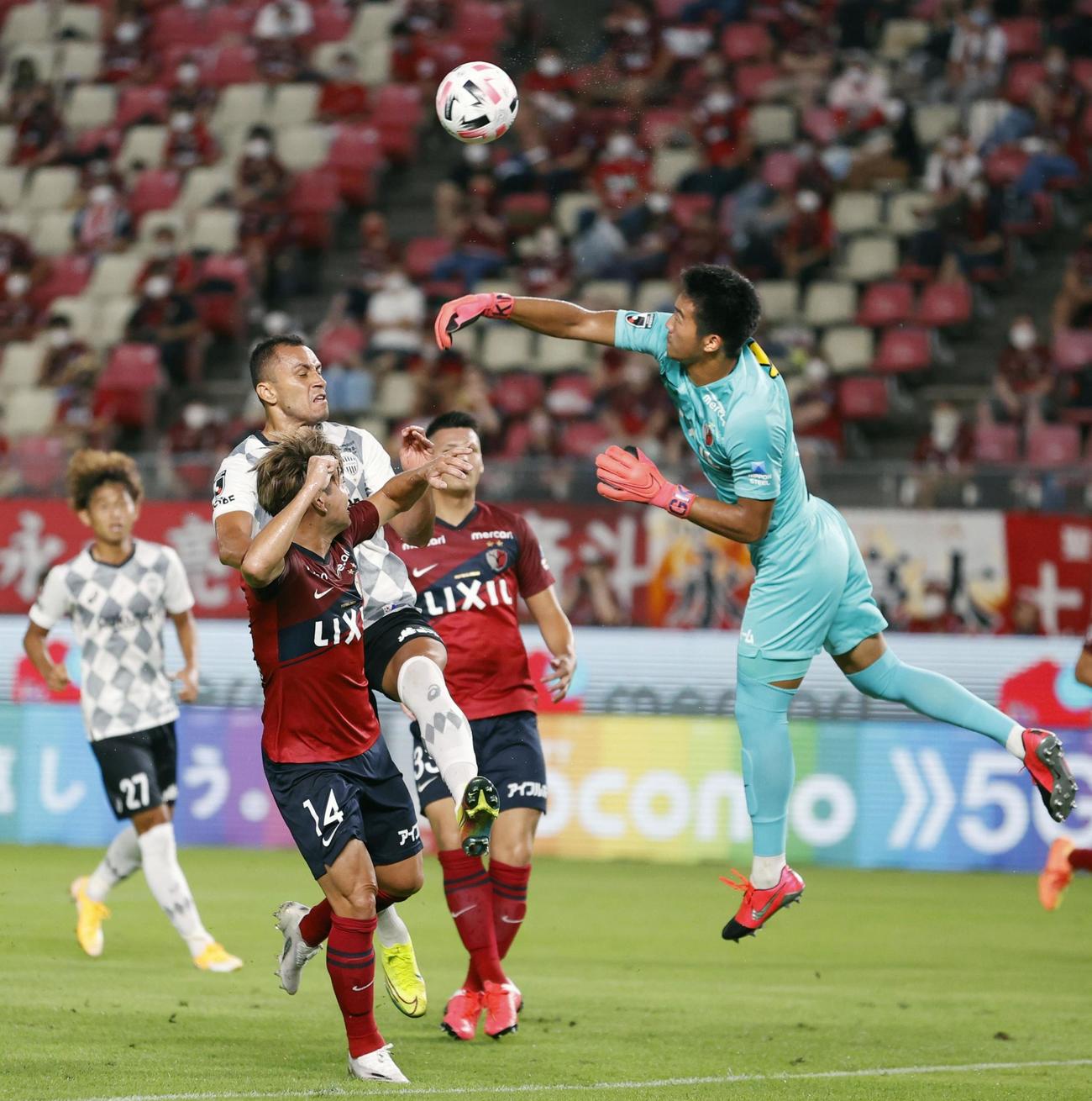前半、クロスに飛びつく鹿島GK山田（共同）