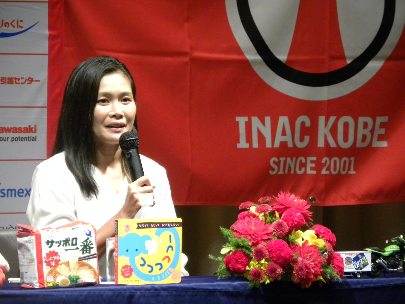 記者会見で思いを語ったINAC神戸MF川澄奈穂美（撮影・松本航）