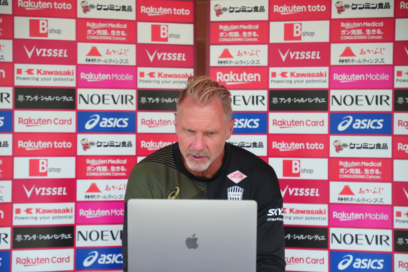 取材に応じる神戸フィンク監督（C）VISSELKOBE