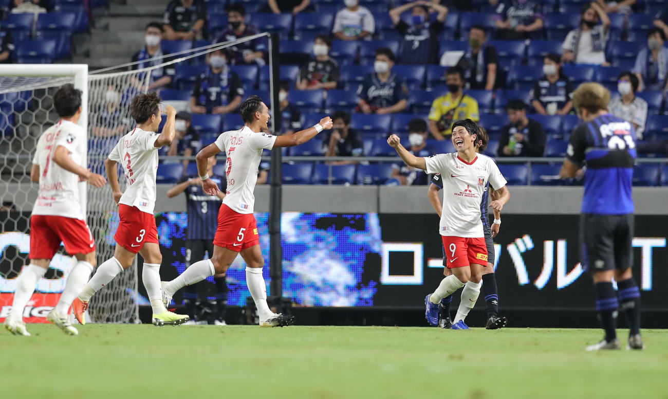 G大阪対浦和　後半、チームの3点目を決め喜ぶ浦和FW武藤（右から2人目）ら（撮影・前田充）