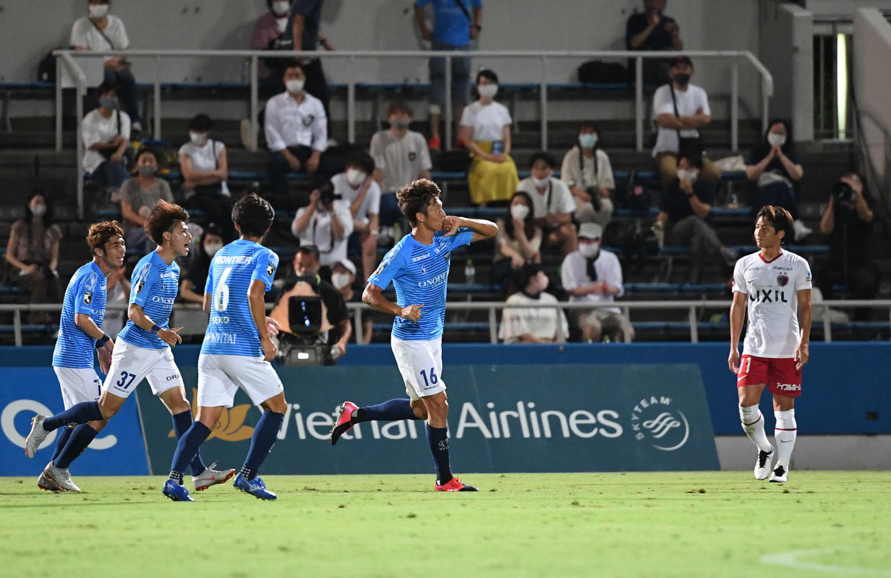 横浜FC対鹿島　前半、先制点を奪った横浜FC・FW皆川（右から2人目）は左手薬指にキスをする（撮影・山崎安昭）