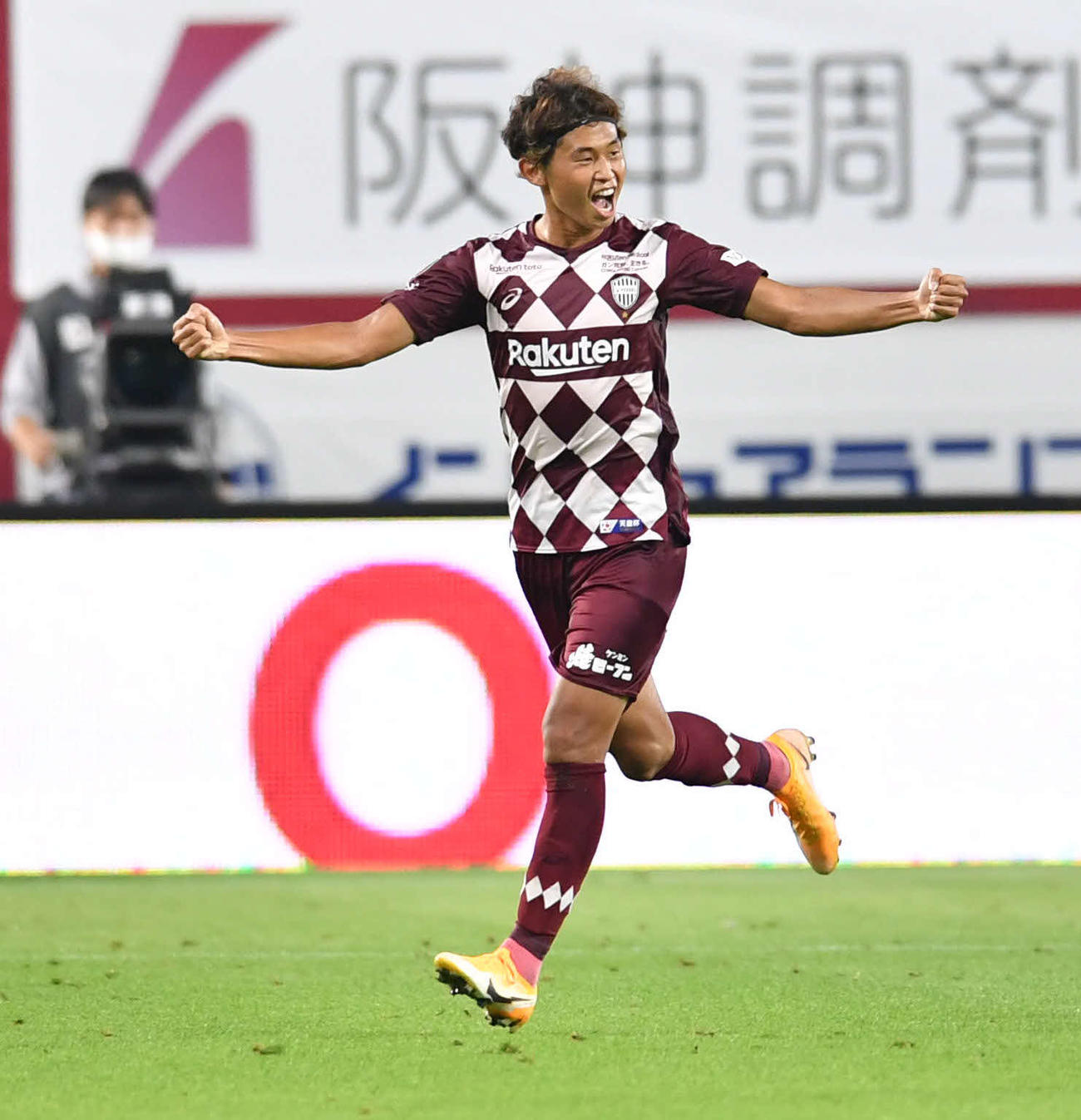 神戸対柏　前半、先制ゴールを決め、ガッツポーズしながら駆け出す神戸FW郷家友太（左）（撮影・岩下翔太）