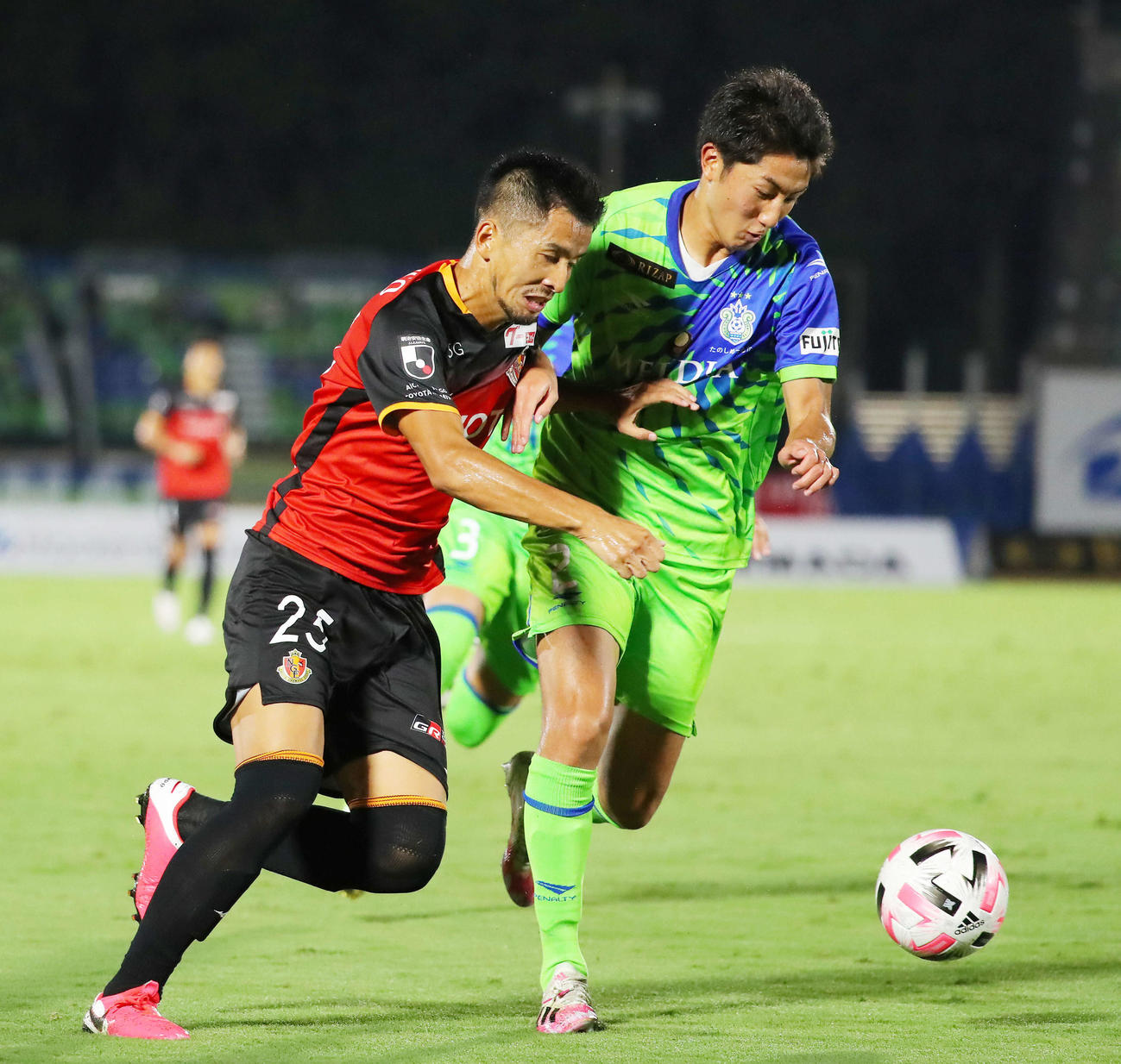 湘南対名古屋　後半、競り合う名古屋FW前田（左）と湘南MF金子（撮影・河田真司）