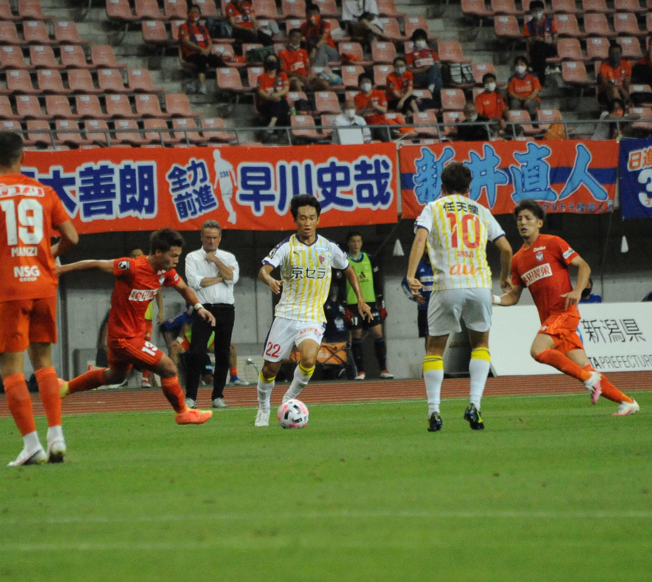 新潟対京都　デンカビッグスワンスタジアムでJデビューを果たした帝京長岡OBの京都谷内田（中央22番）