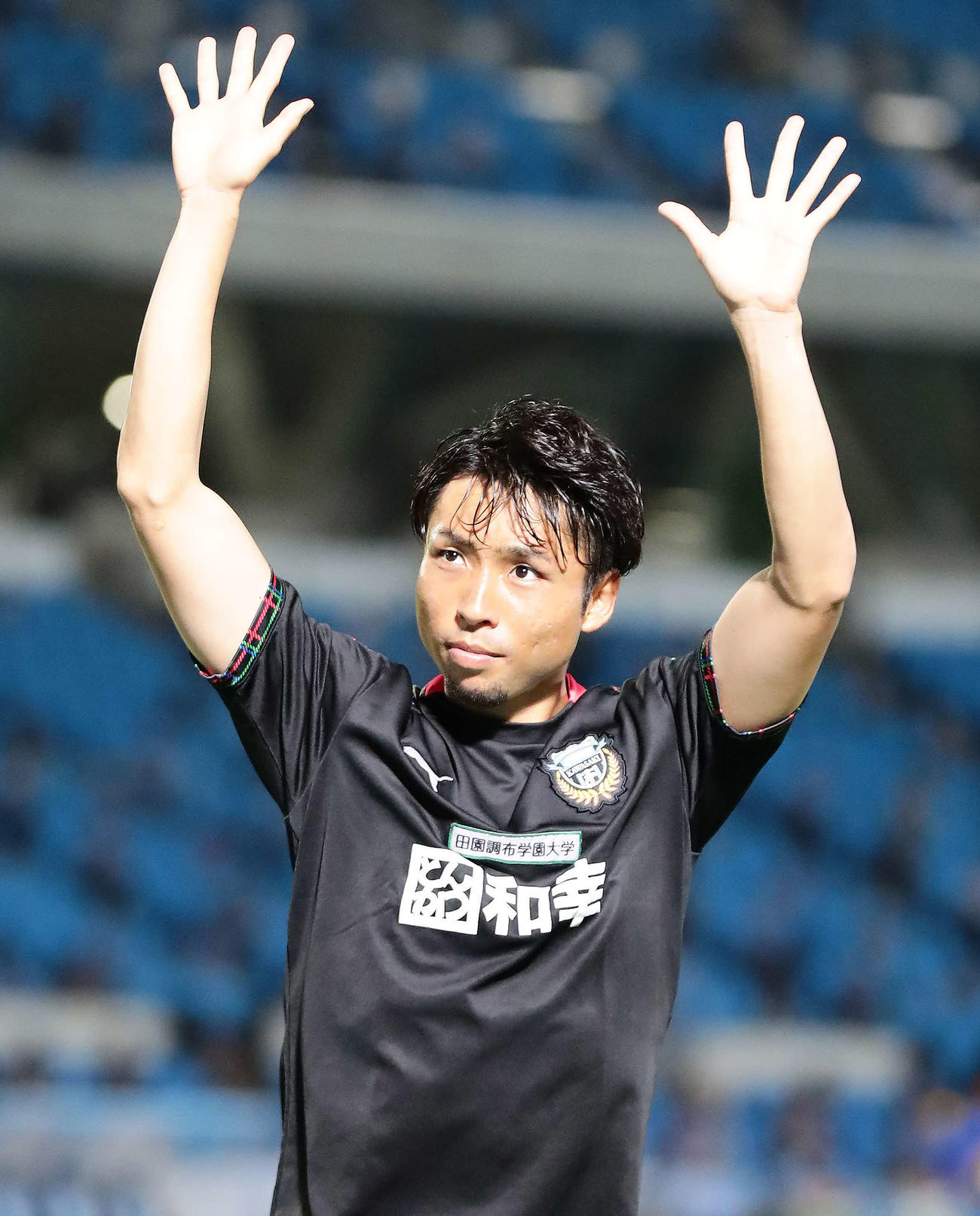 川崎F対C大阪　自身のゴールもあって10連勝を果たしサポーターの声援に応える川崎F・FW小林（撮影・丹羽敏通）