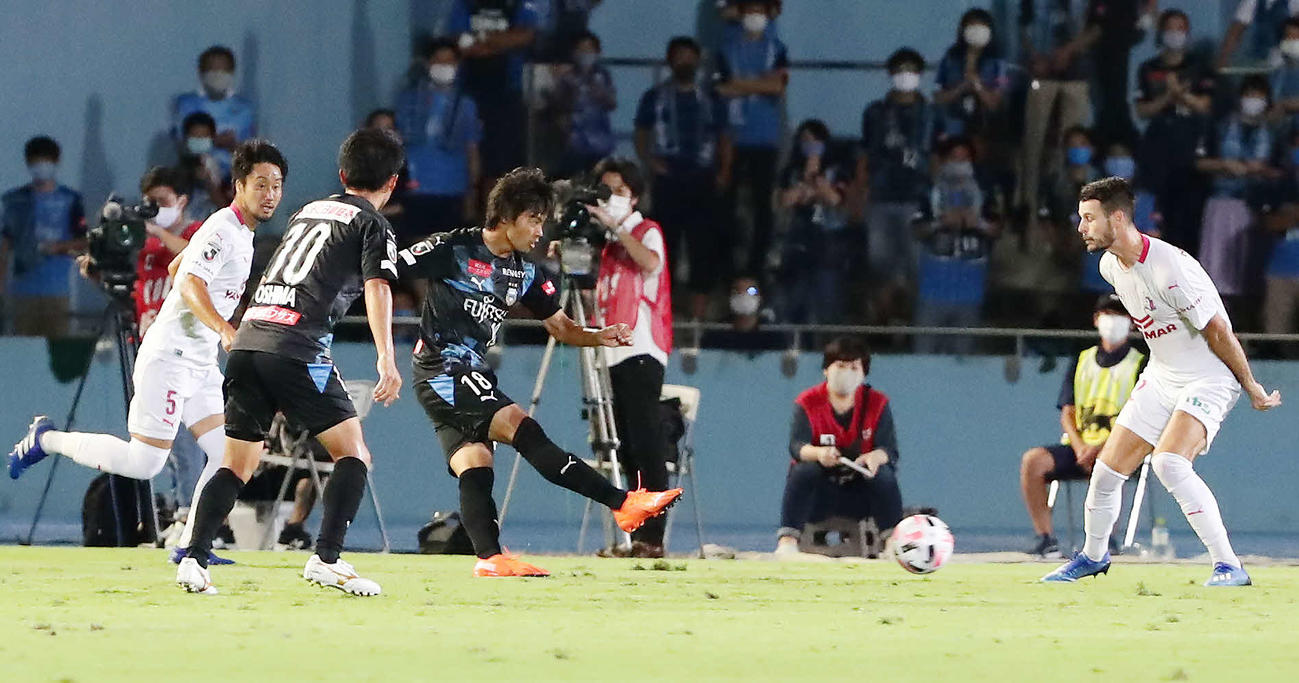 川崎F対C大阪　後半、川崎F・MF三笘（左から3人目）がチーム4点目のゴールを決める（撮影・丹羽敏通）