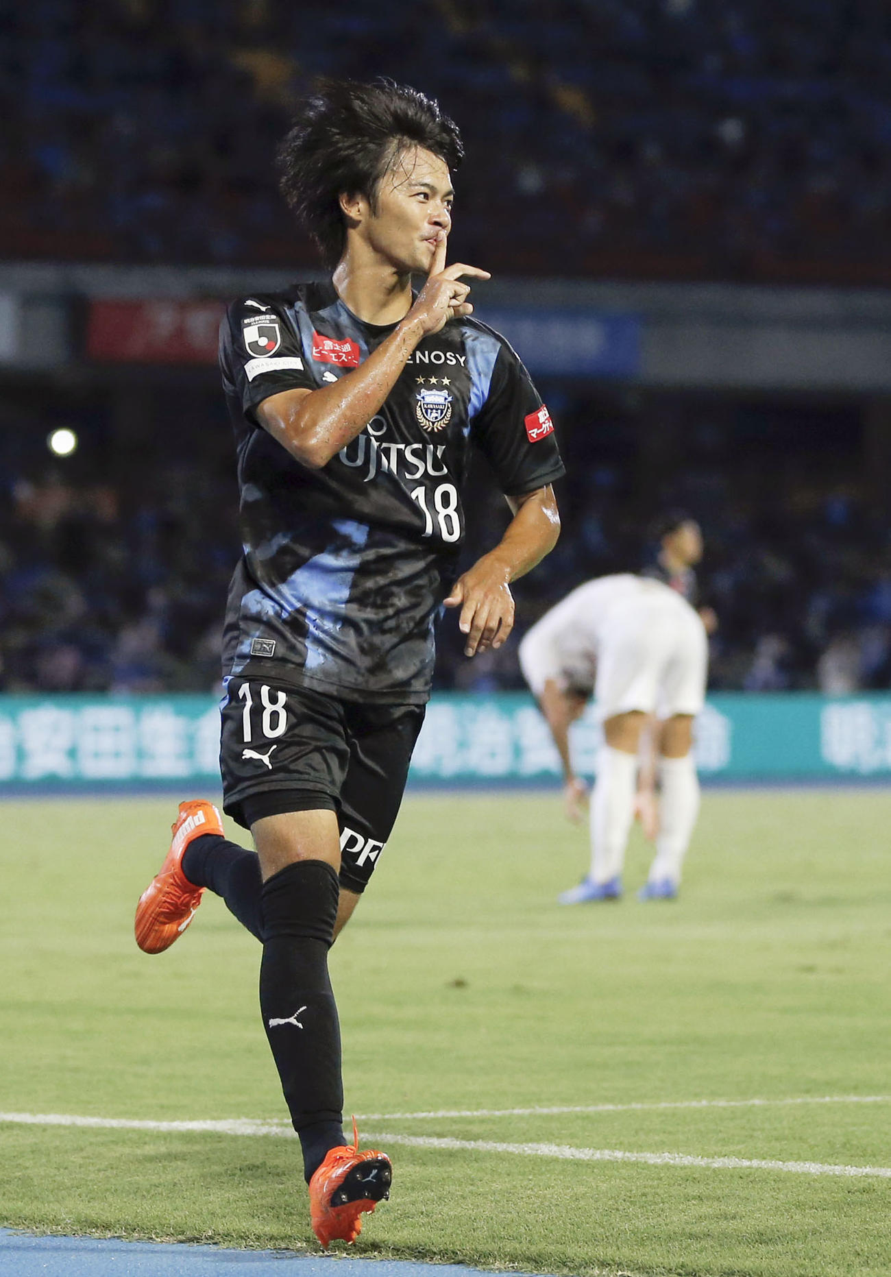 後半、ゴールを決め、駆けだす川崎Ｆ三笘（共同）