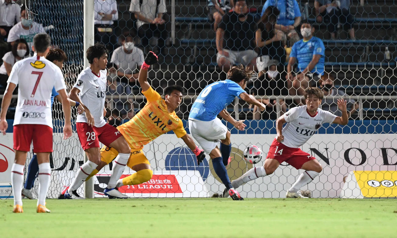 横浜FC対鹿島　前半、横浜FC・FW皆川（右から2人目）は先制点を決める。中央は鹿島GK山田（撮影・山崎安昭）