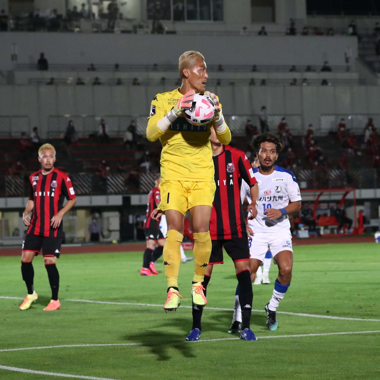 札幌対大分　後半、ボールをキープするGK菅野孝（撮影・黒川智章）