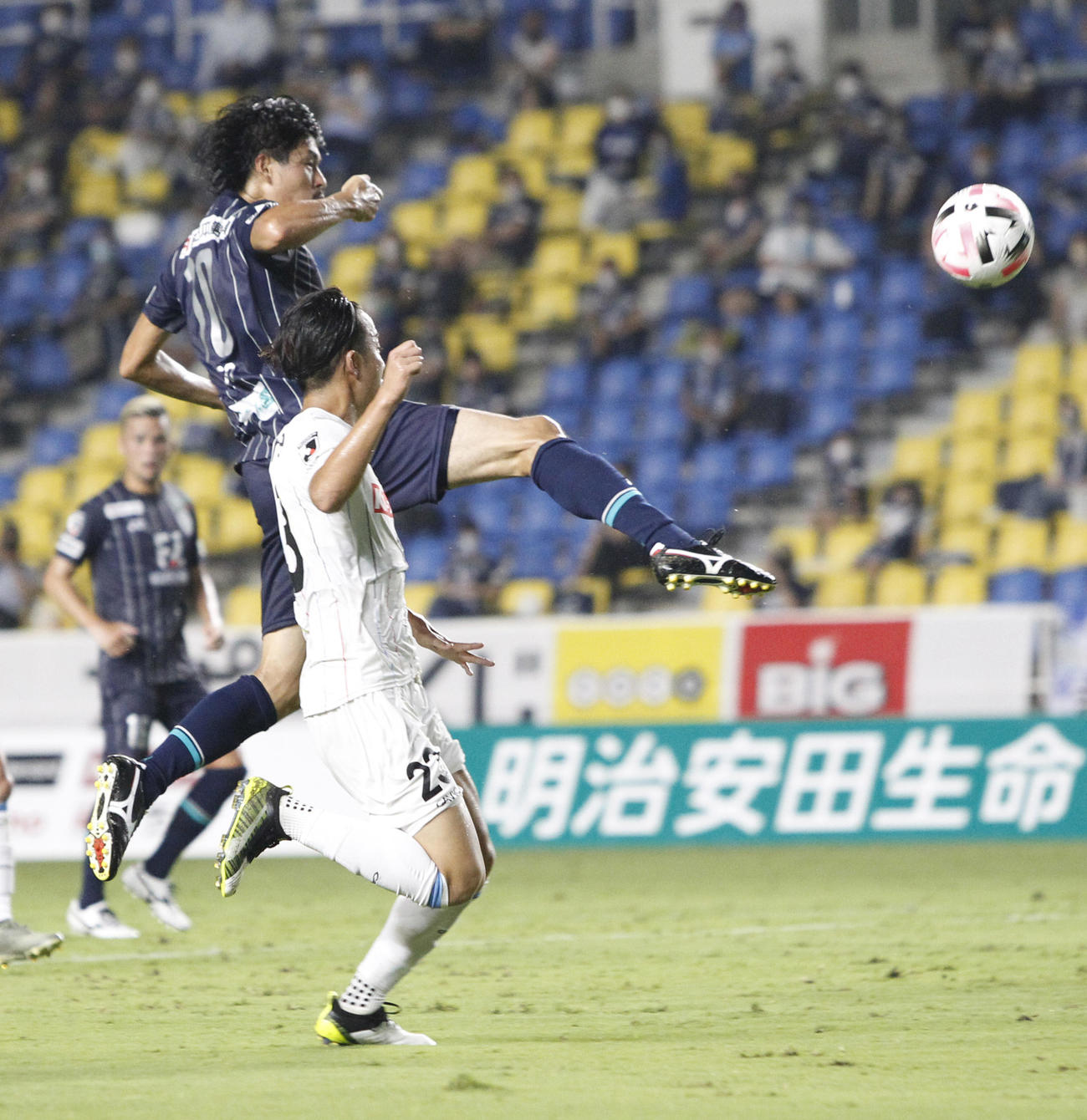 福岡対水戸　前半、ジャンピングシュートする福岡FW城後寿（左）（撮影・菊川光一）