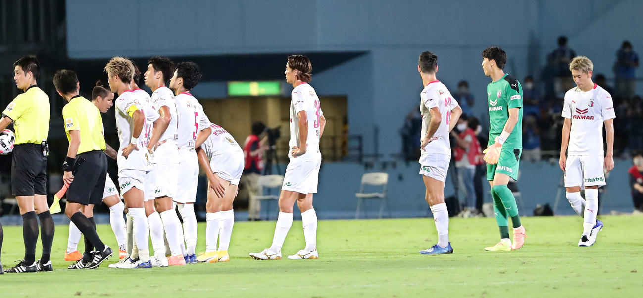 川崎F対C大阪　川崎Fに5失点。敗れて肩を落とすC大阪イレブン（撮影・丹羽敏通）