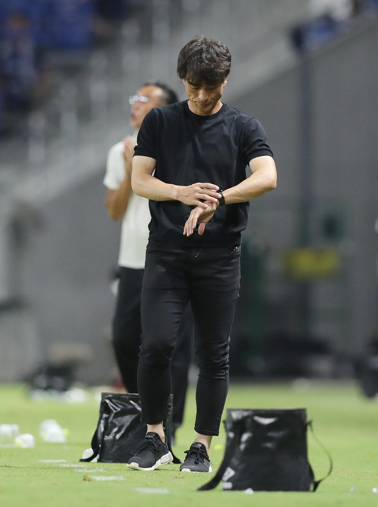 G大阪対浦和　後半、残り時間を確認するG大阪宮本監督（撮影・前田充）
