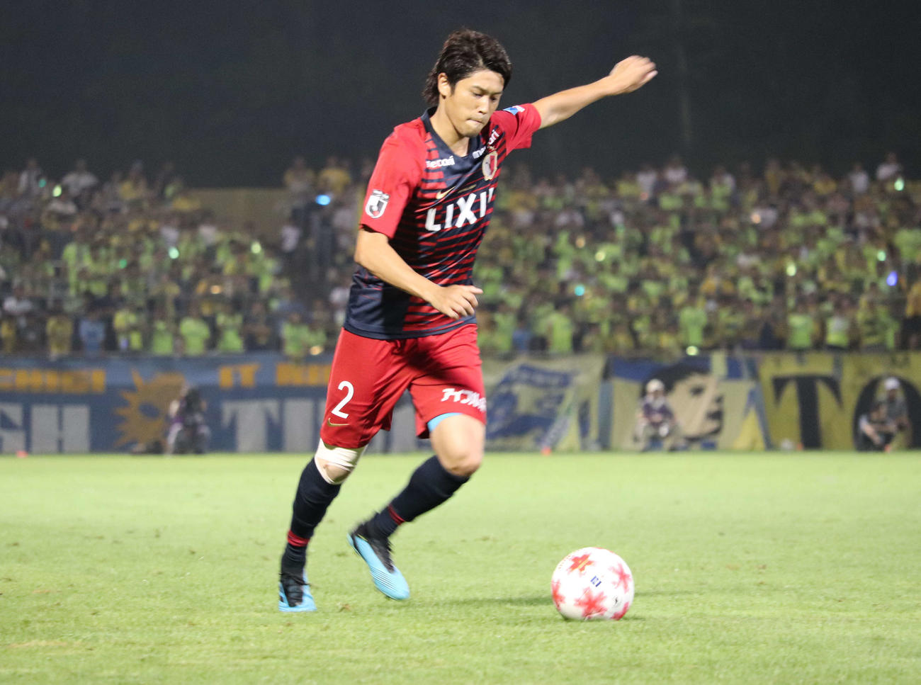クロスを上げる鹿島DF内田篤人（2019年8月14日撮影）