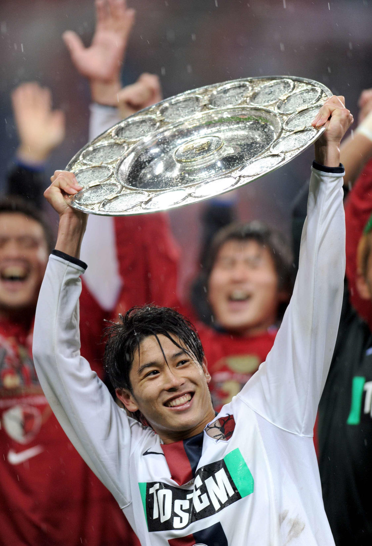 笑顔でチャンピオンプレートを高々と掲げる鹿島DF内田篤人（2009年12月5日撮影）