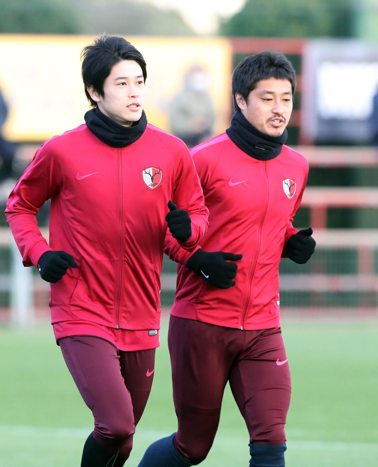 7年半ぶりに鹿島に復帰し、初練習で鹿島MF小笠原（右）と一緒にランニングする内田（2018年1月9日撮影）