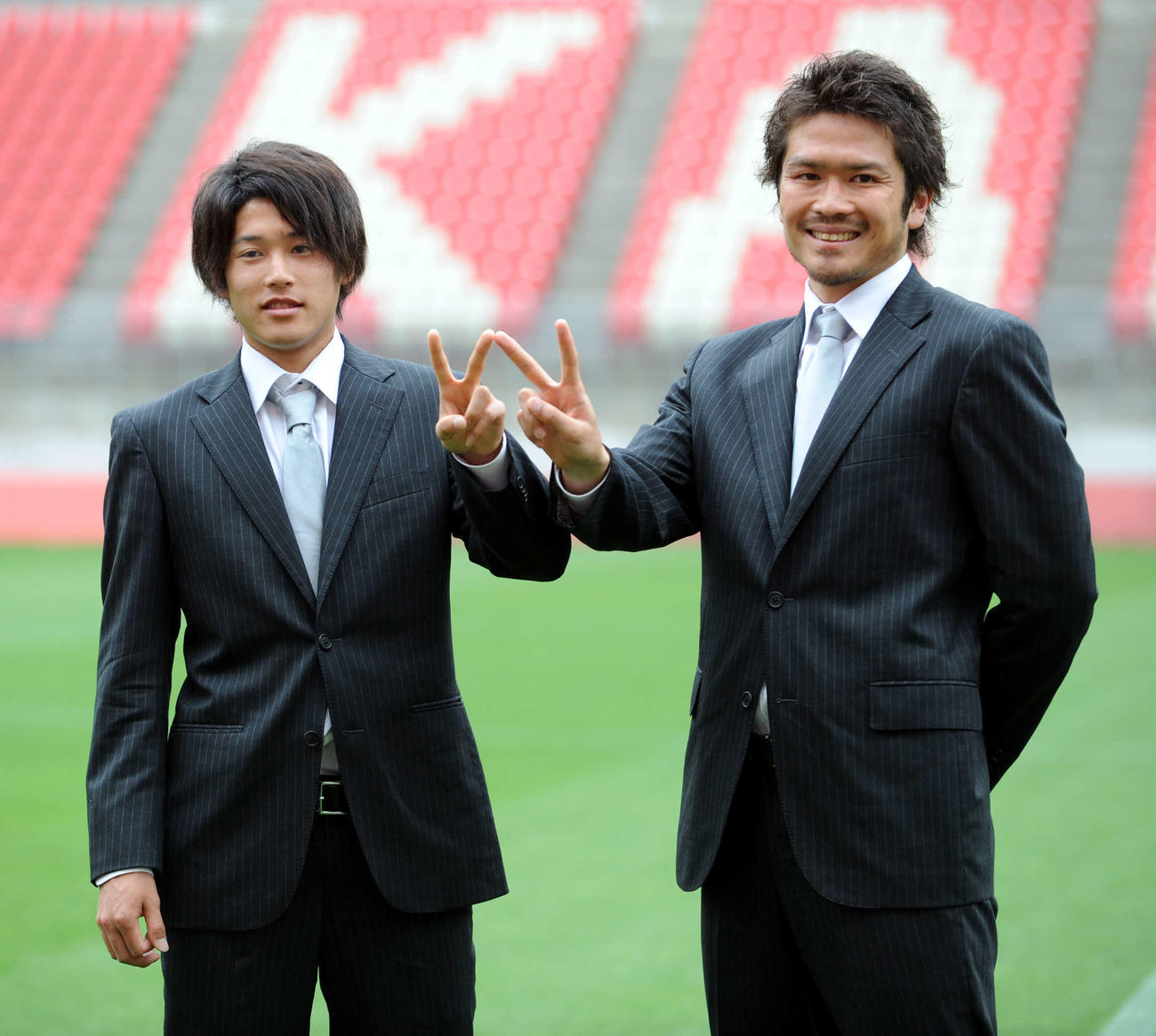 W杯南アフリカ大会日本代表選手選出された鹿島の内田篤人(左)と岩政大樹は、Wのマークを作り笑顔を見せる（2010年5月10日撮影）