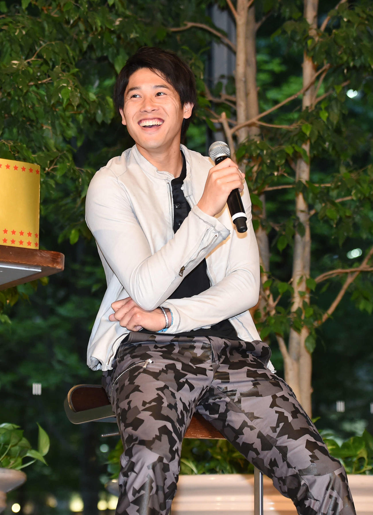 笑顔で公開会見に応じる日本代表DF内田篤人（2014年5月12日撮影）