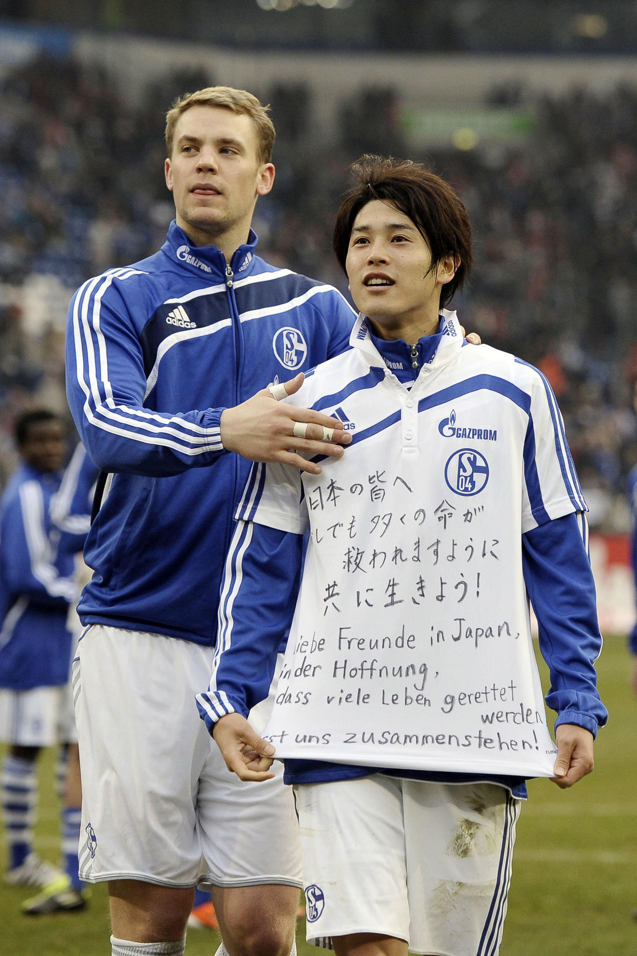 シャツにメッセージを書き込み、日本へ励ましのメッセージを送ったシャルケDF内田（2011年3月12日撮影・PIKO）