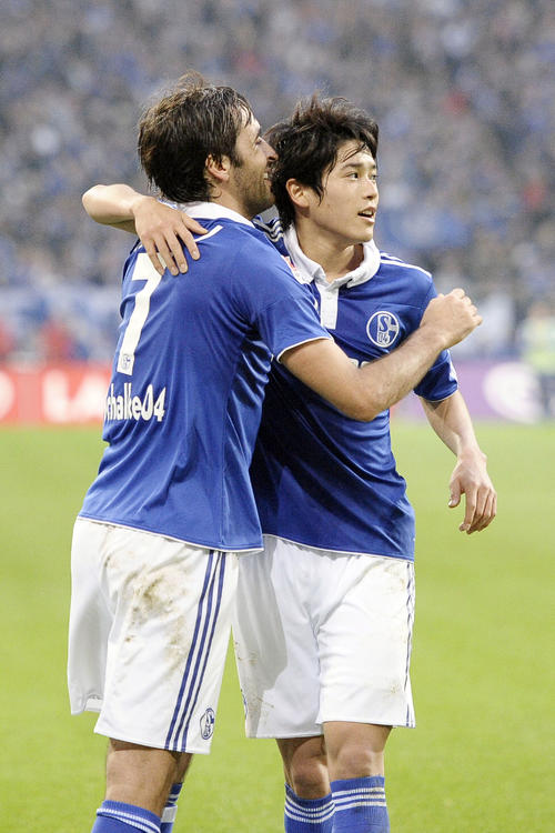 ゴールを決めたFWラウル・ゴンザレス（左）と抱き合うシャルケDF内田篤人（2010年11月20日撮影・PIKO）
