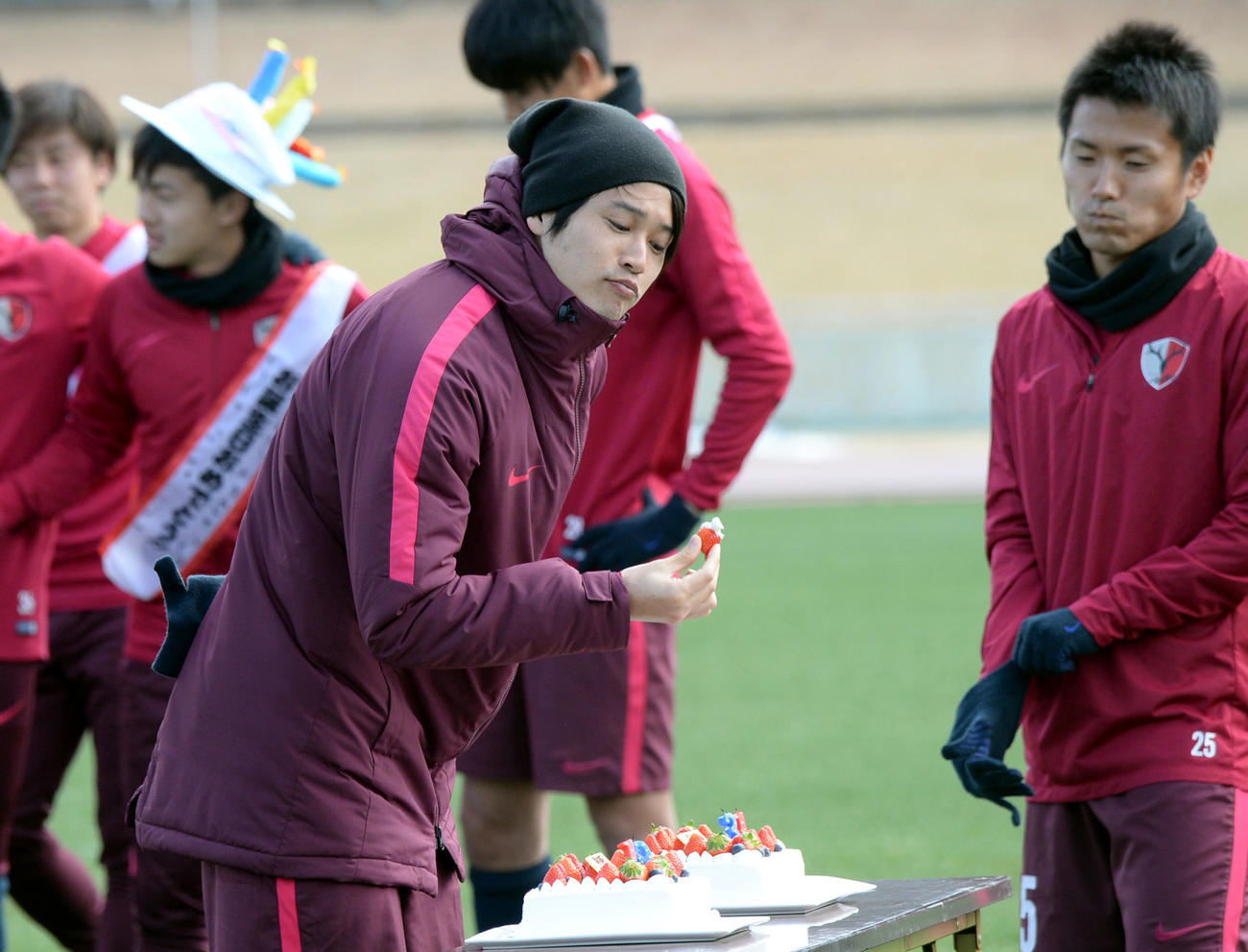FW安部（左）らの誕生日ケーキをこっそり食べるDF内田（2018年1月28日撮影）