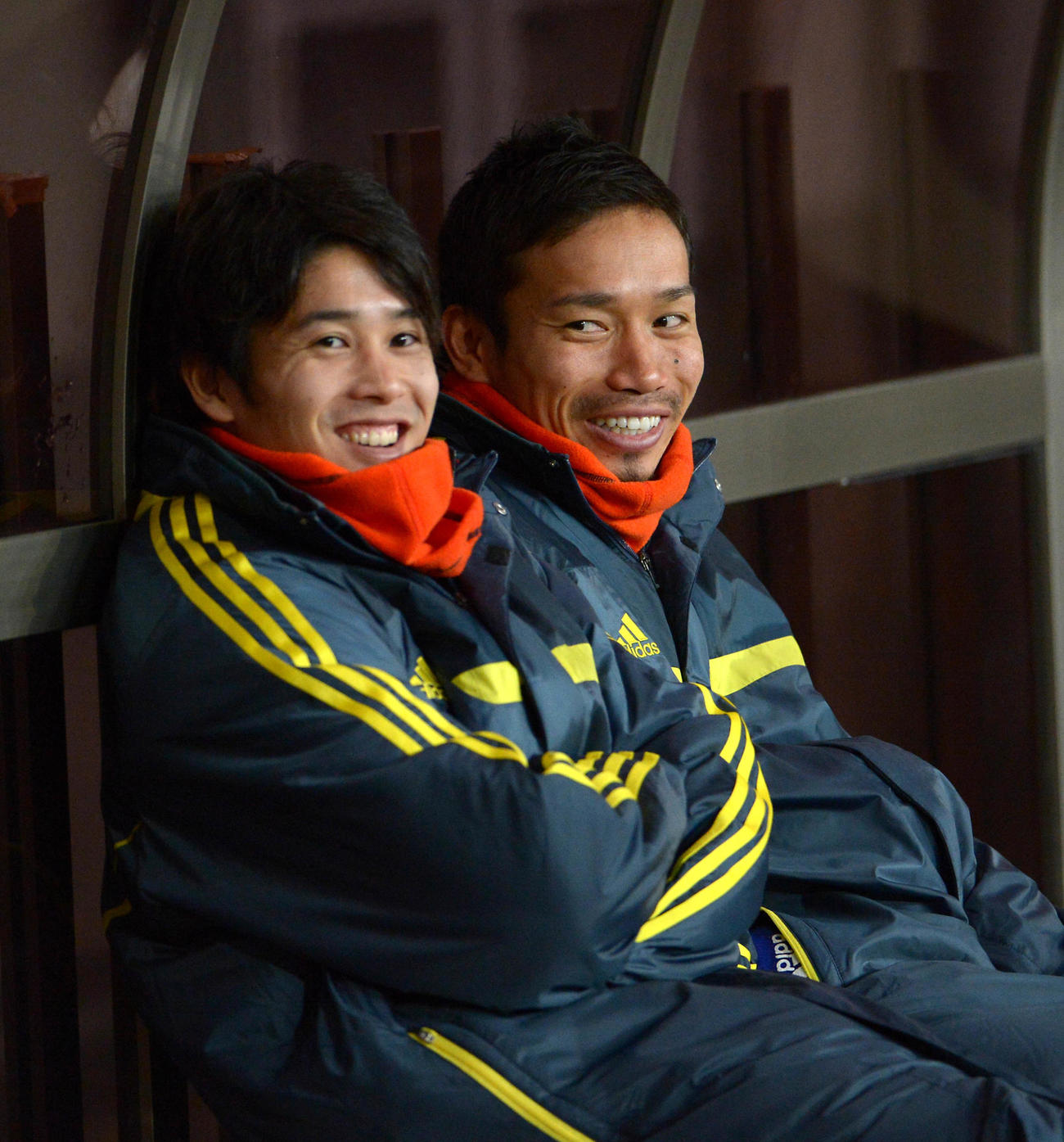 JAPANスターズ対東北ドリームス　ベンチで笑顔を見せる内田（左）と長友（2012年12月26日撮影）